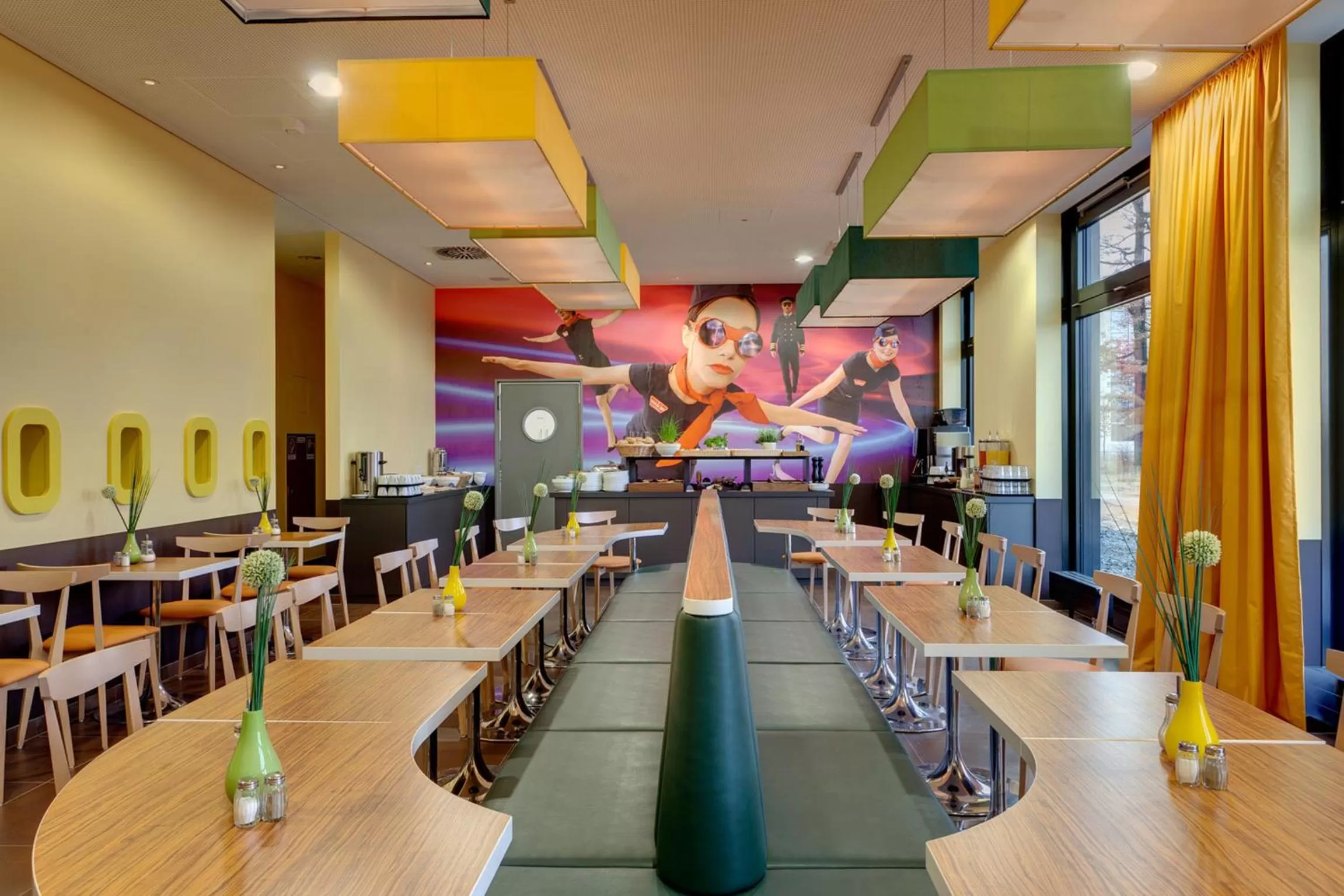 Restaurant/places to eat in MEININGER Hotel Frankfurt Main / Airport