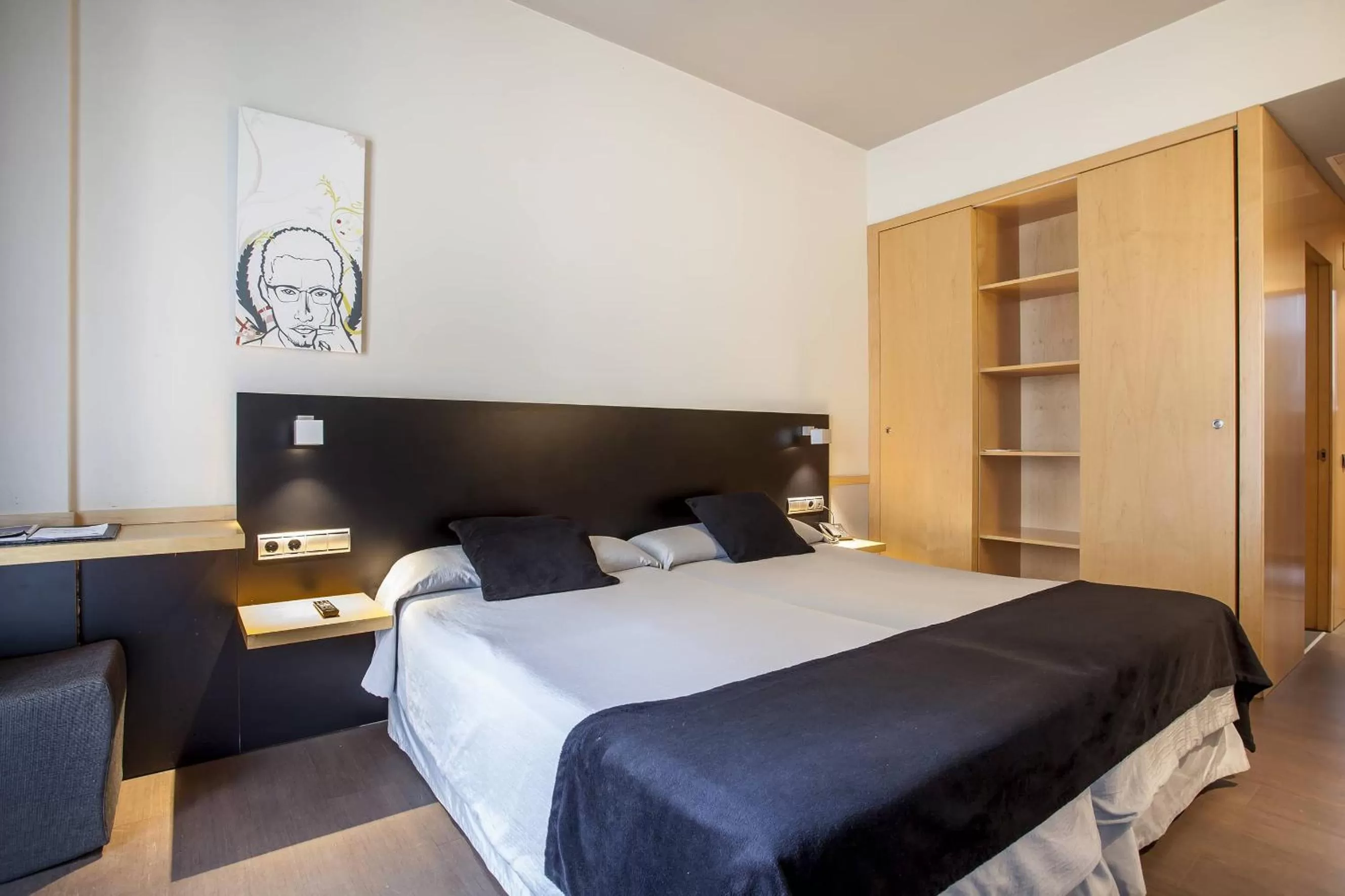 Photo of the whole room, Bed in Onix Liceo