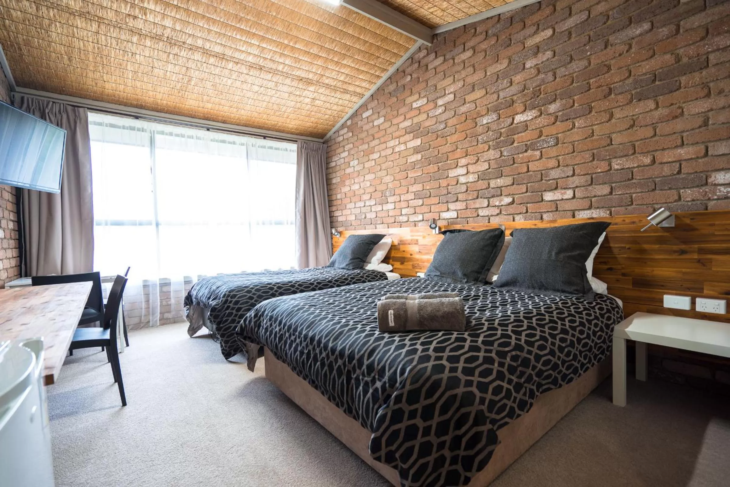 Bed in Farnham Court Motel and Restaurant