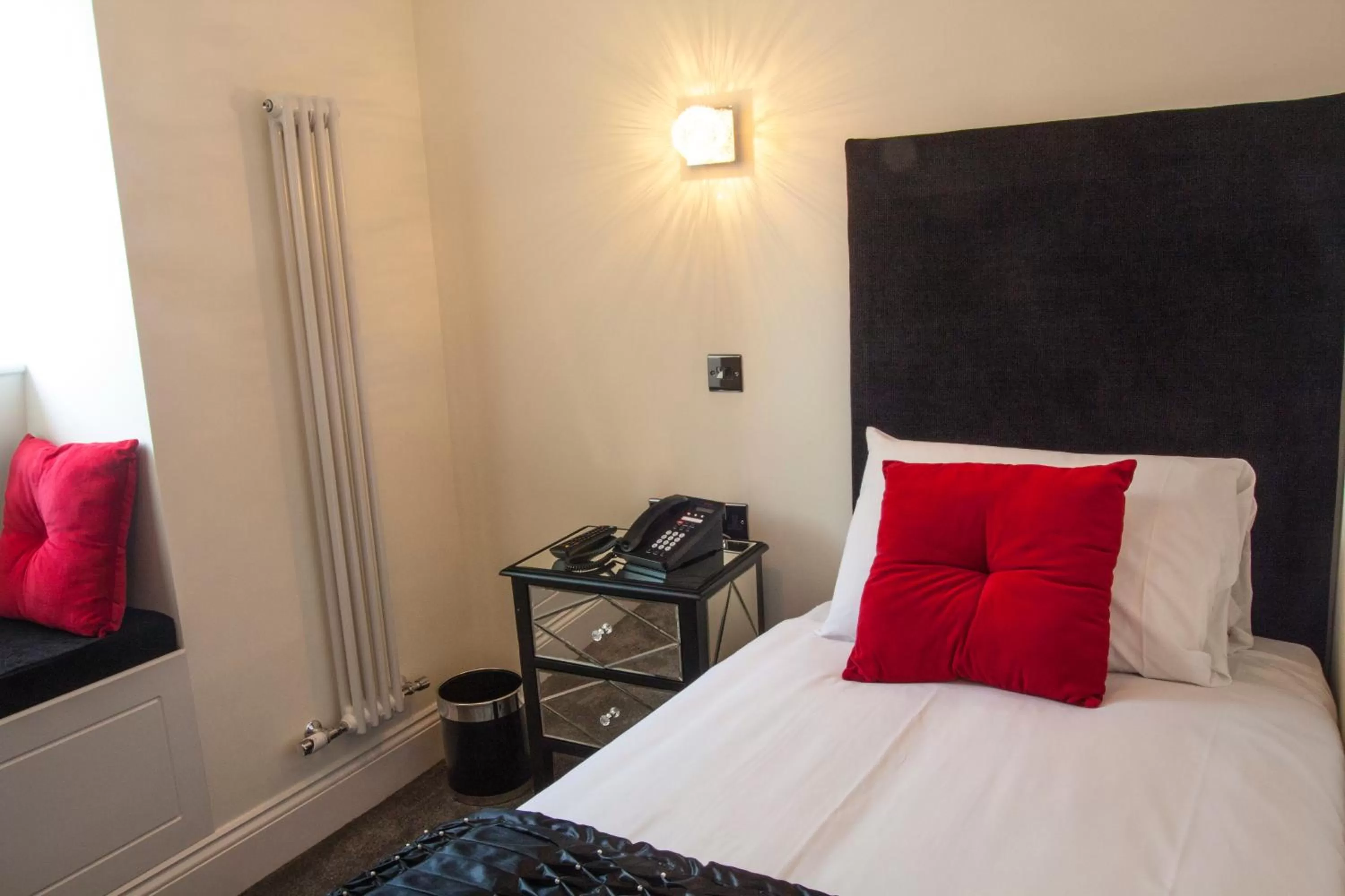 Bedroom, Bed in The Ship Leopard Hotel - No Children