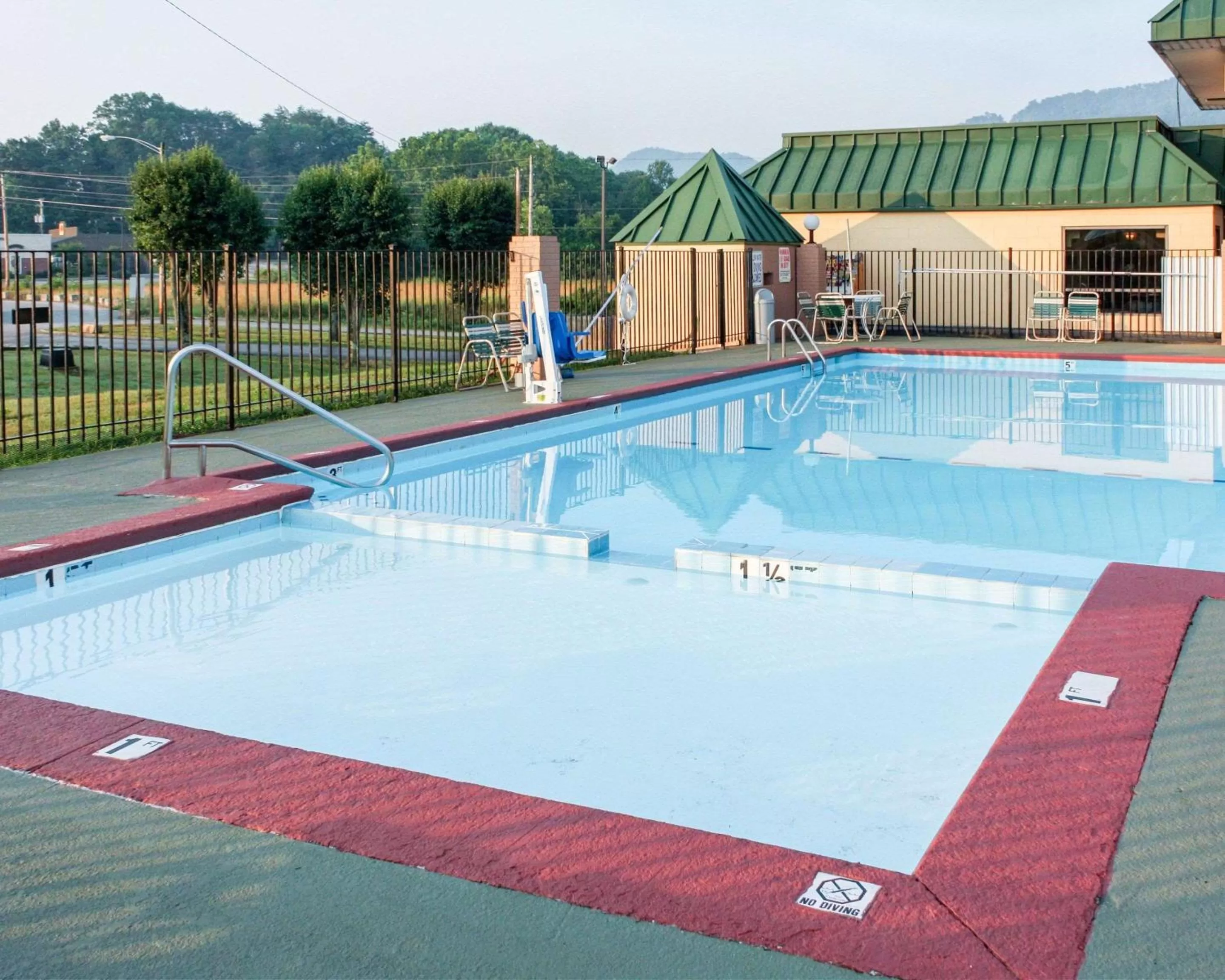Swimming pool in Econo Lodge Rocky Top