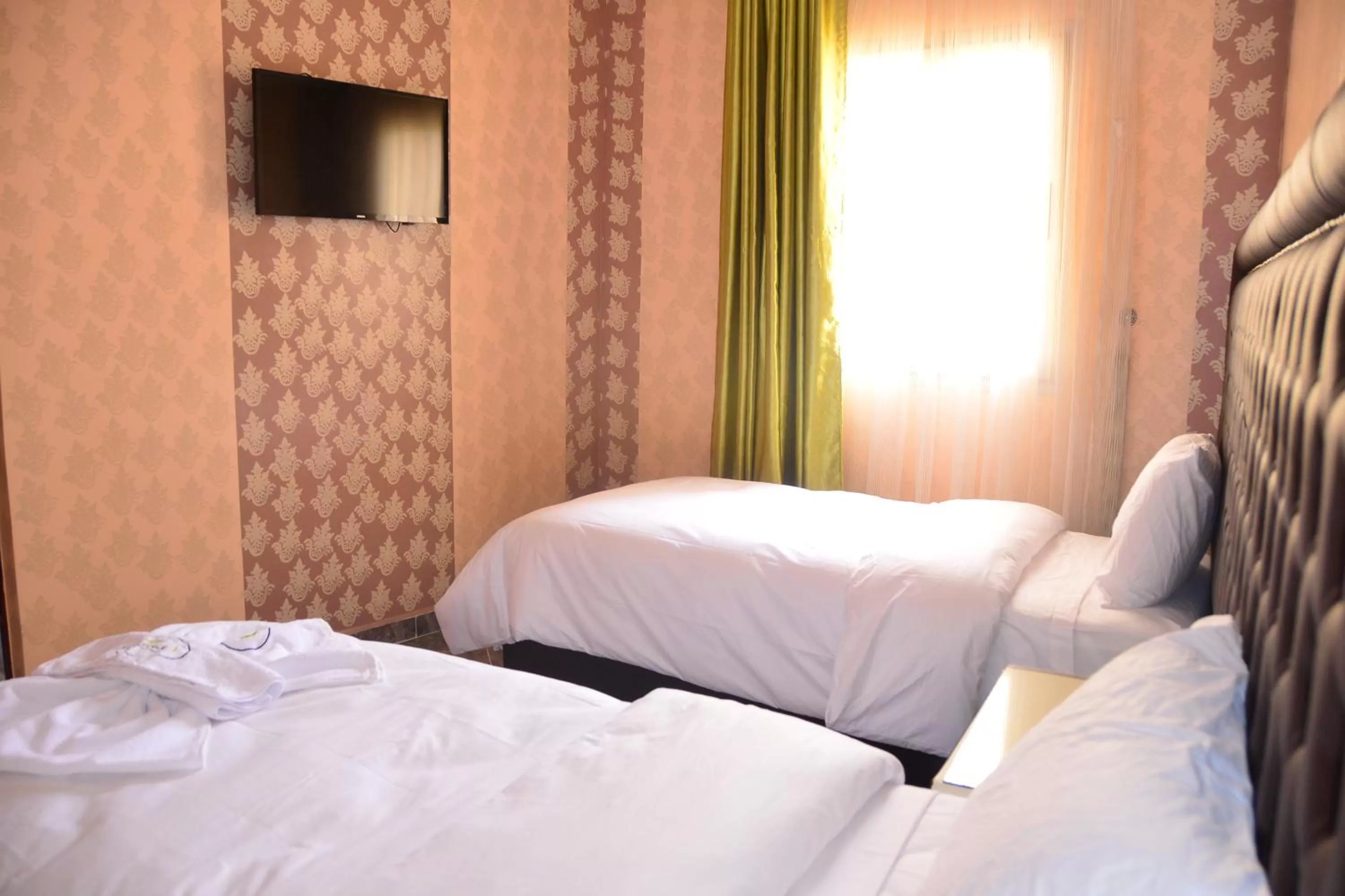 Bed in Hôtel Hadaik Ain Asserdoune