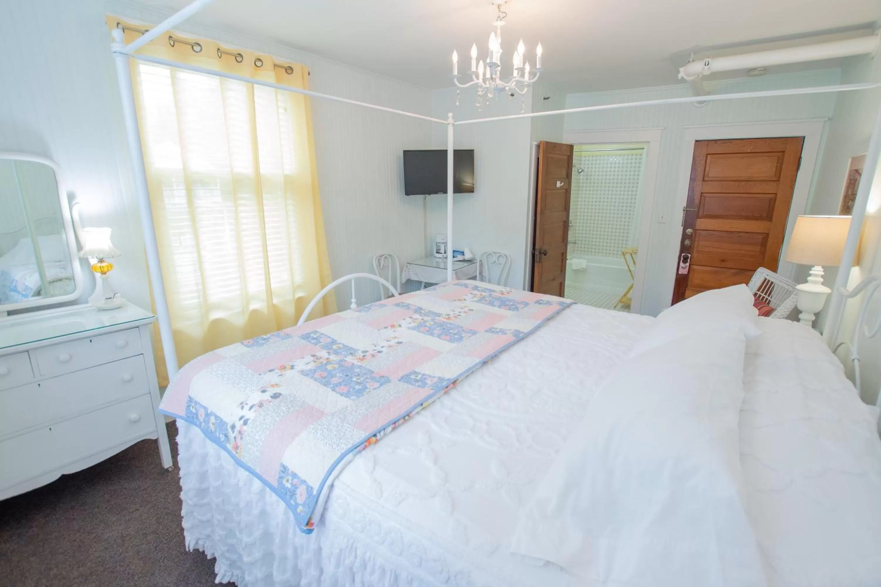 Bed in Terrace Inn and 1911 Restaurant