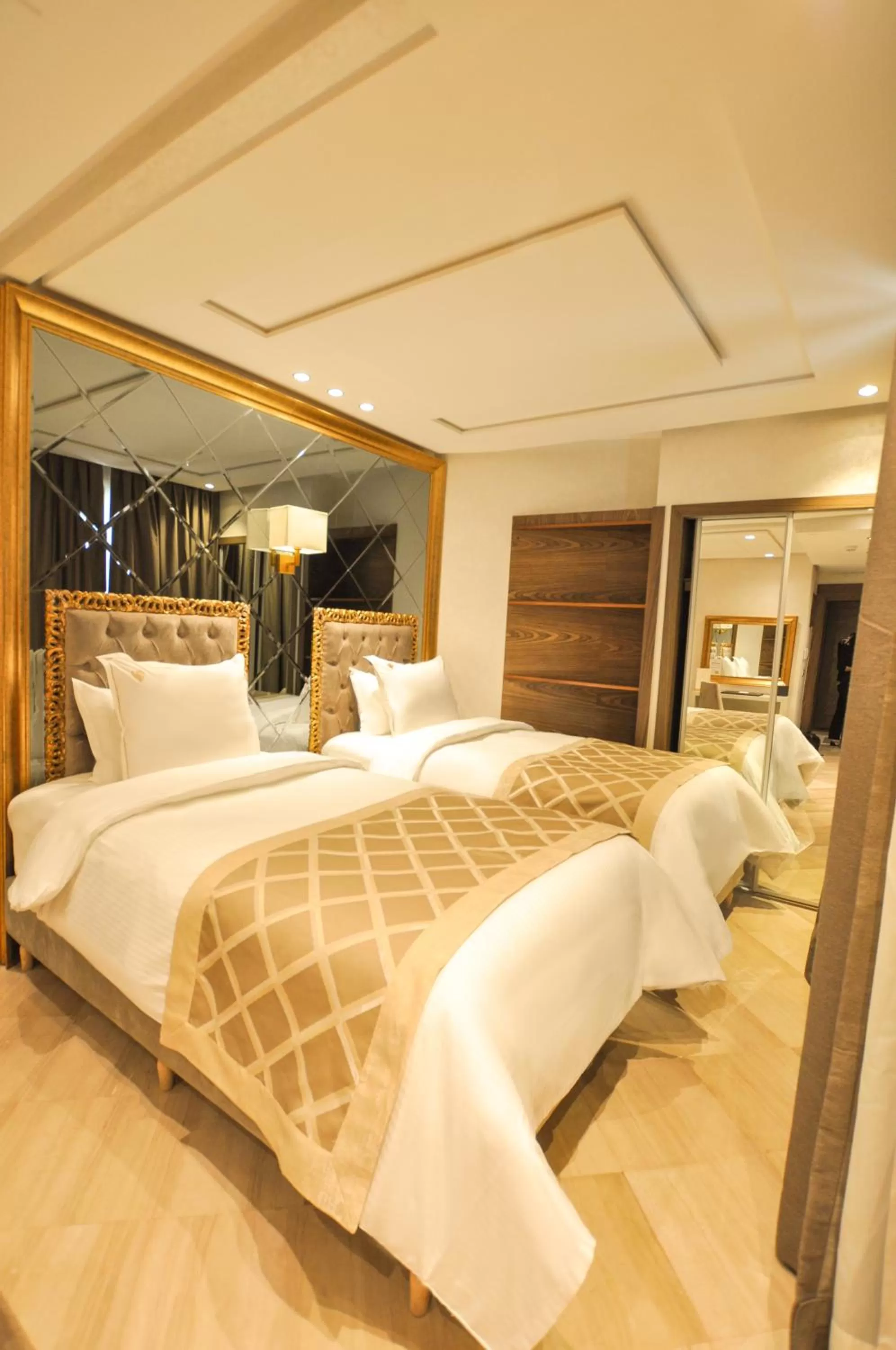 Shower, Bed in Suite Hotel Casa Diamond