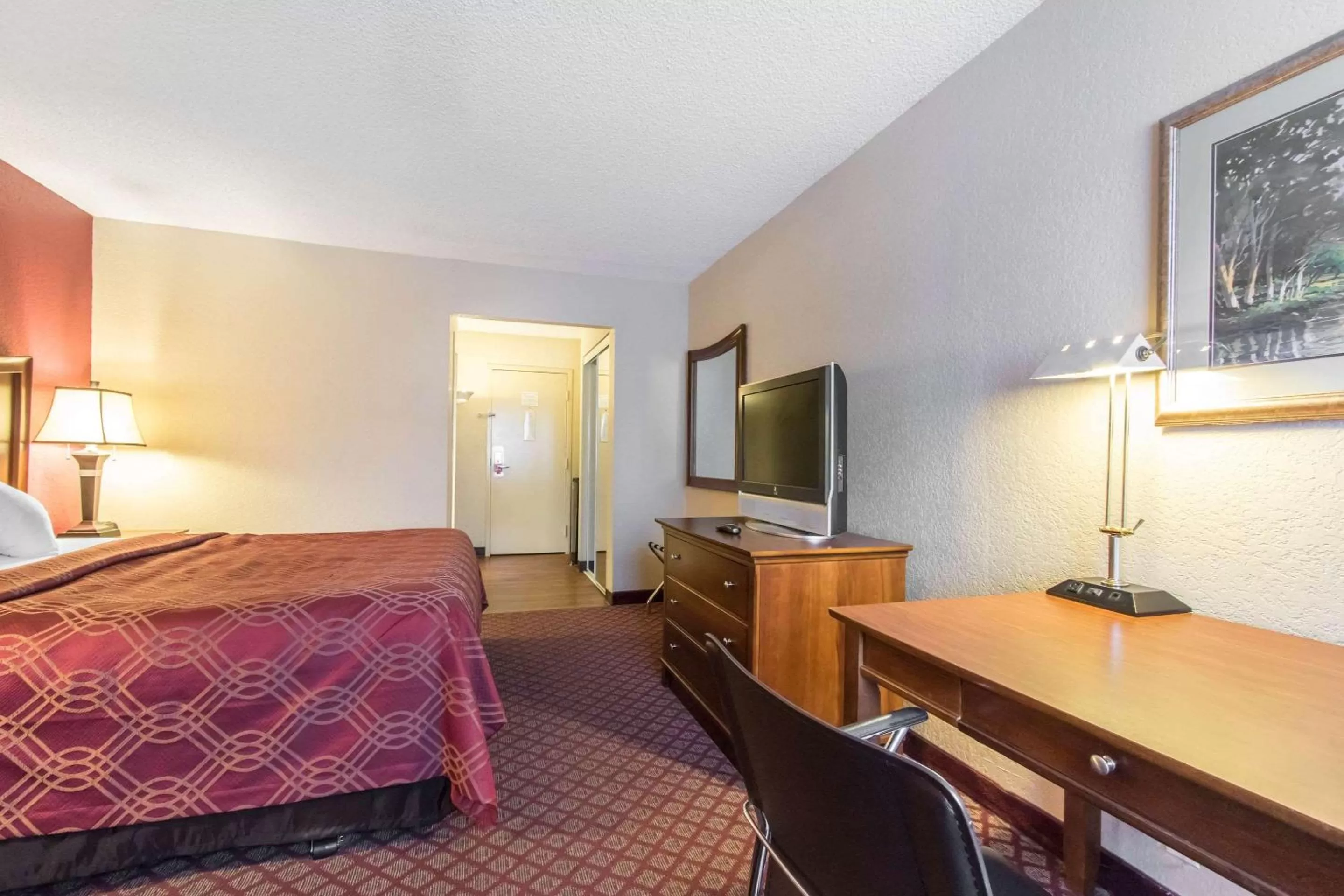 Photo of the whole room, Bed in Econo Lodge Inn & Suites Joplin
