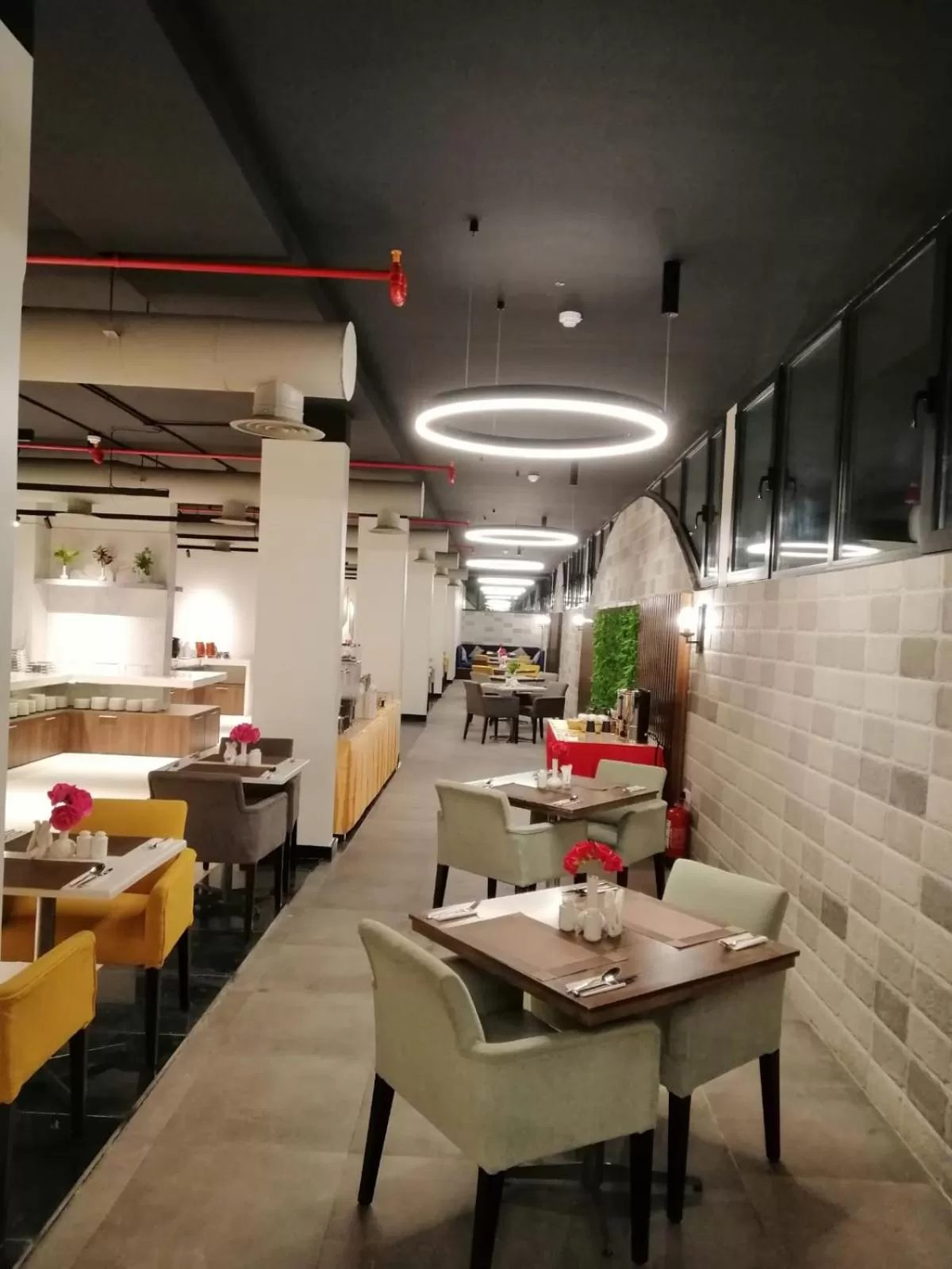 Restaurant/places to eat in Aquila Al Hamra Hotel