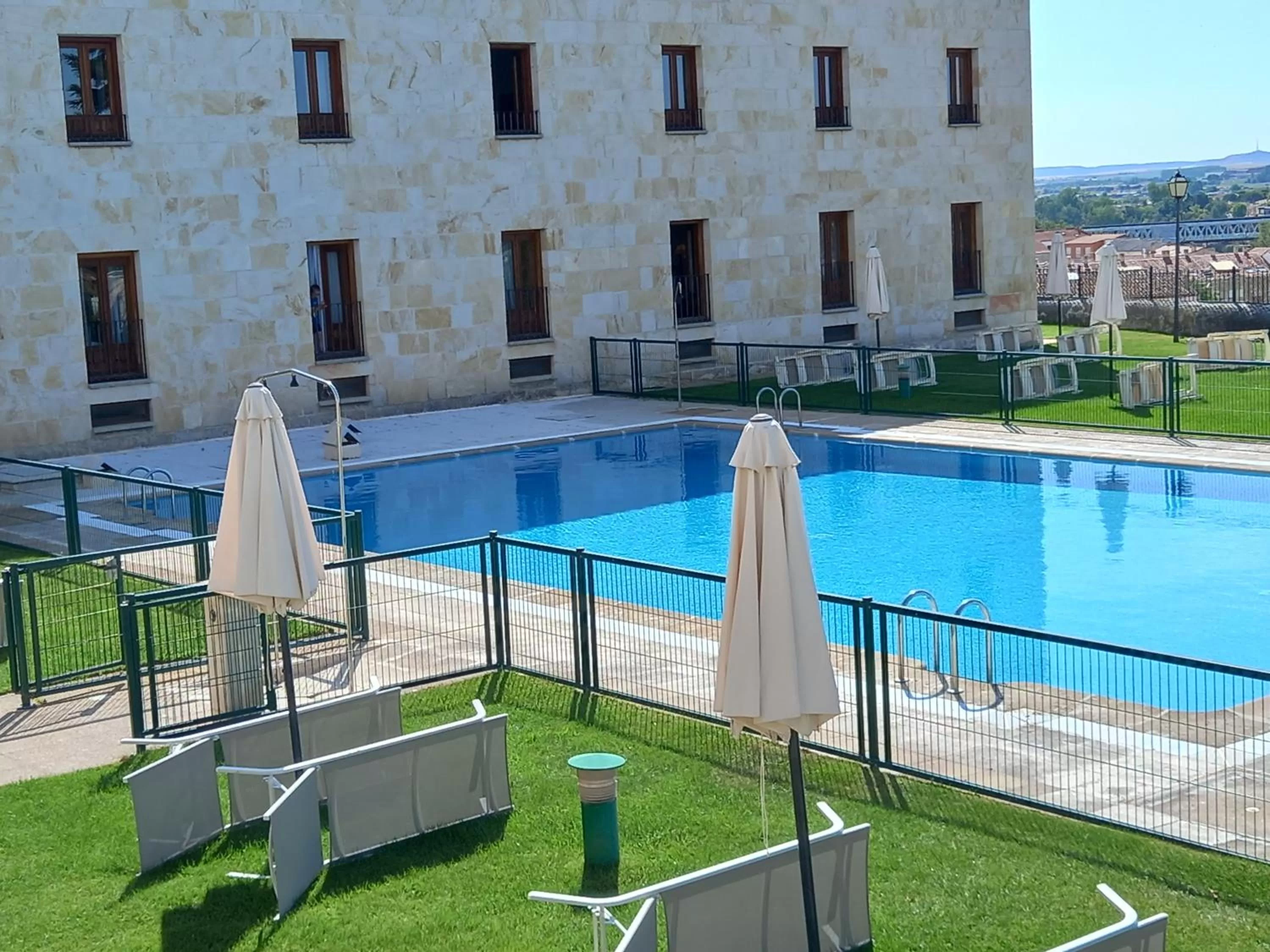 Swimming pool in Parador de Zamora