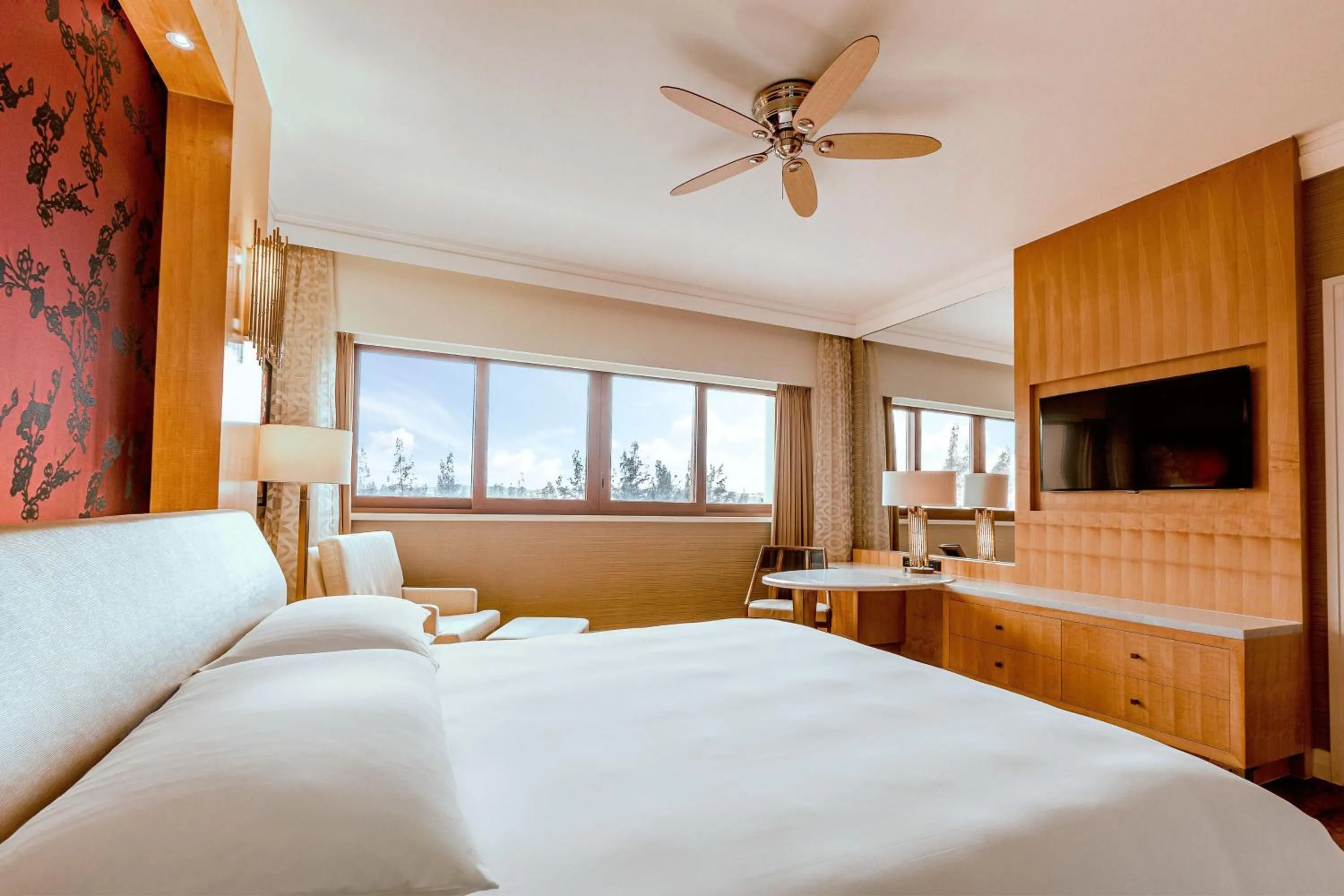 Photo of the whole room, Bed in InterContinental Grand Ho Tram