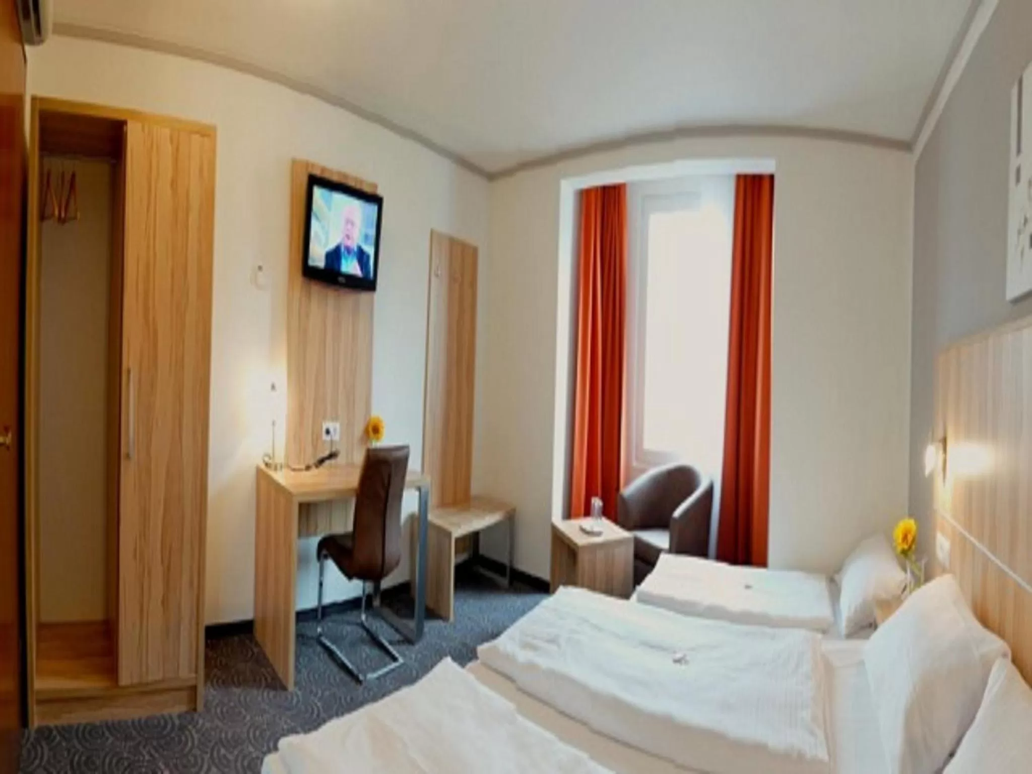 Photo of the whole room, Bed in Hotel am Schelztor