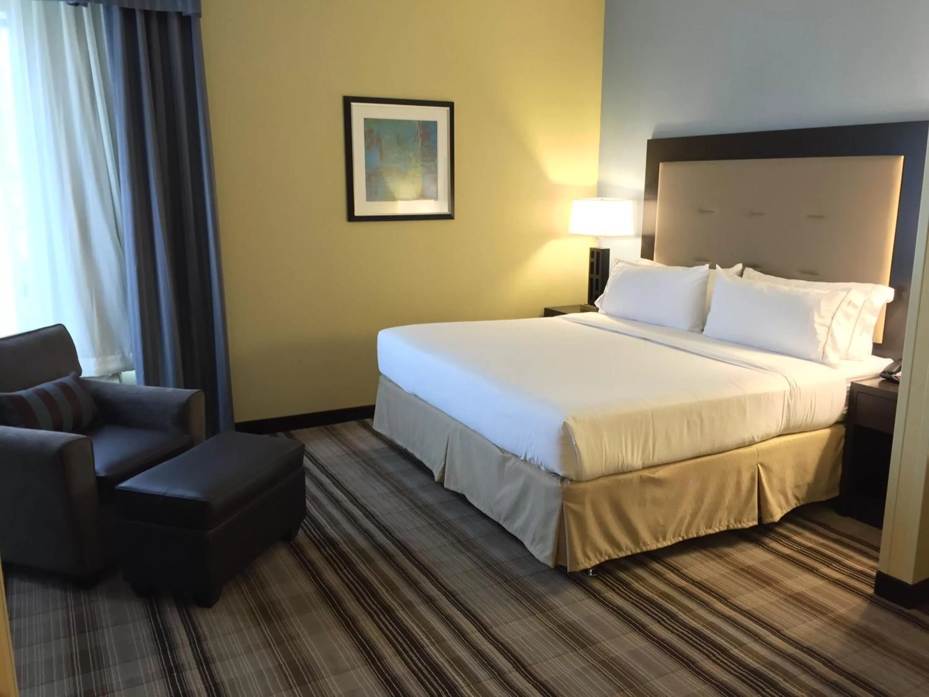 Bed in Holiday Inn Express Chicago NW - Arlington Heights by IHG