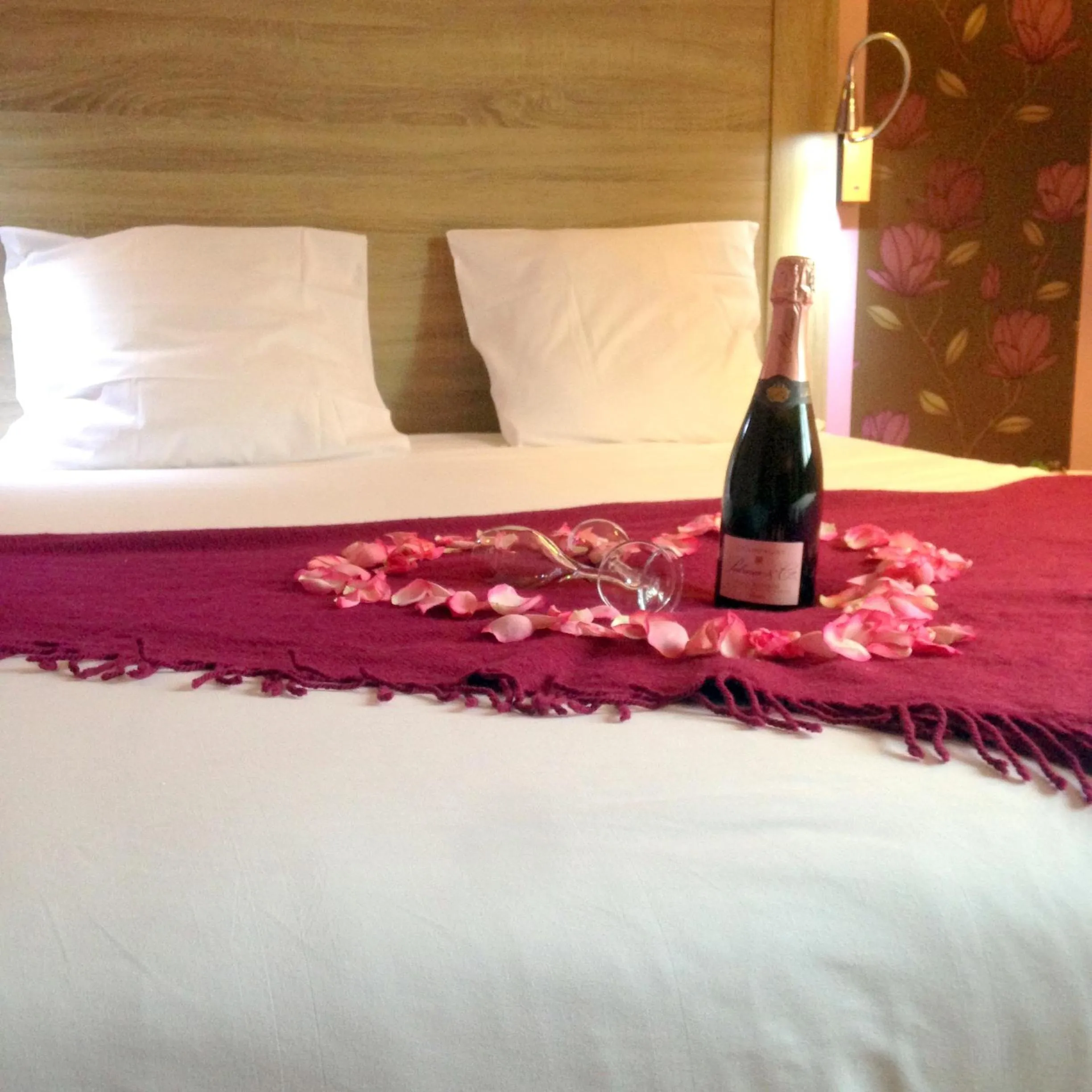 Decorative detail, Bed in Logis Hostellerie des Clos et restaurant Bistrot des grands crus et Maison de la tour Chablis