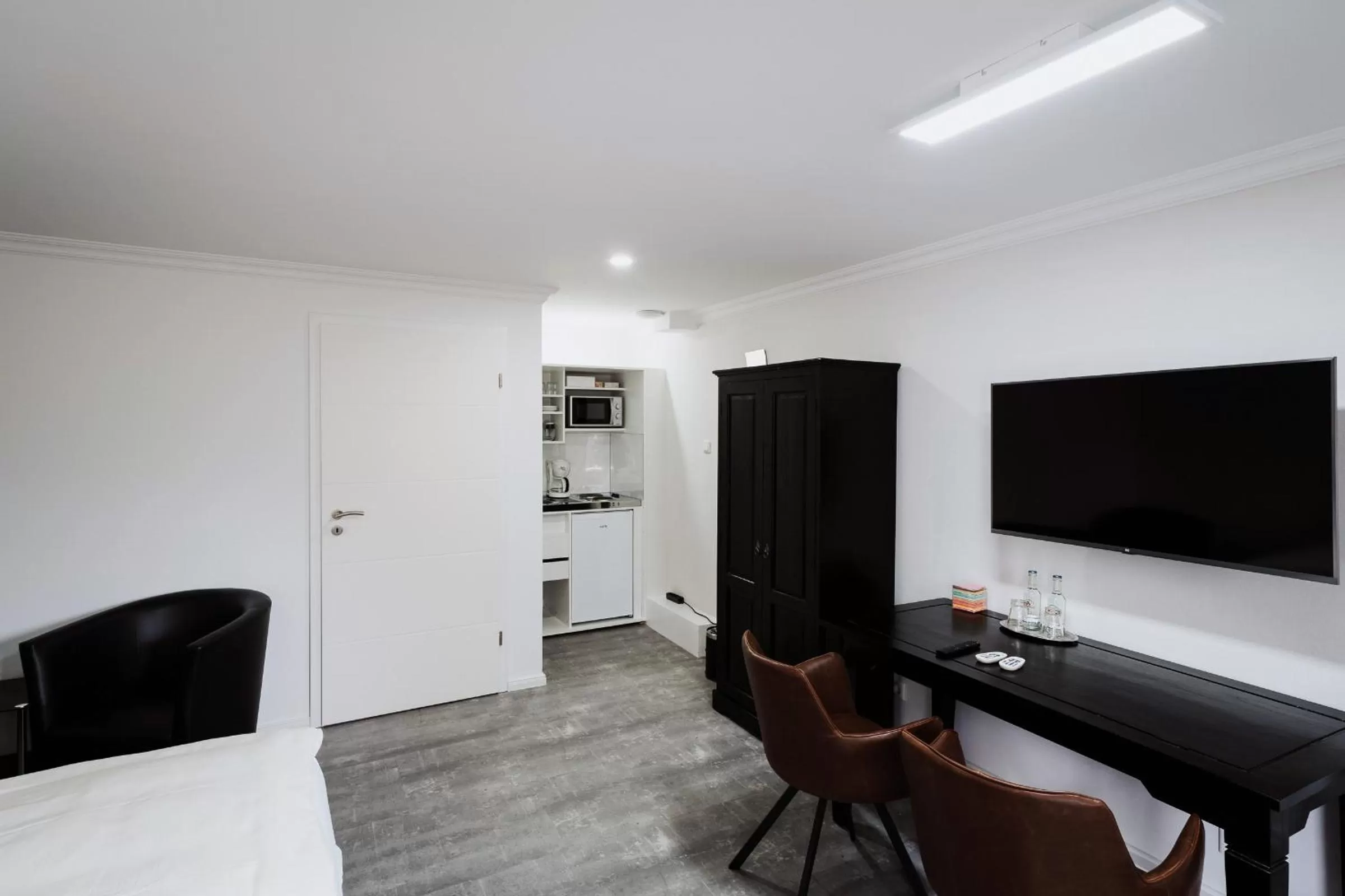 TV and multimedia in RobrookS Hotel Garni