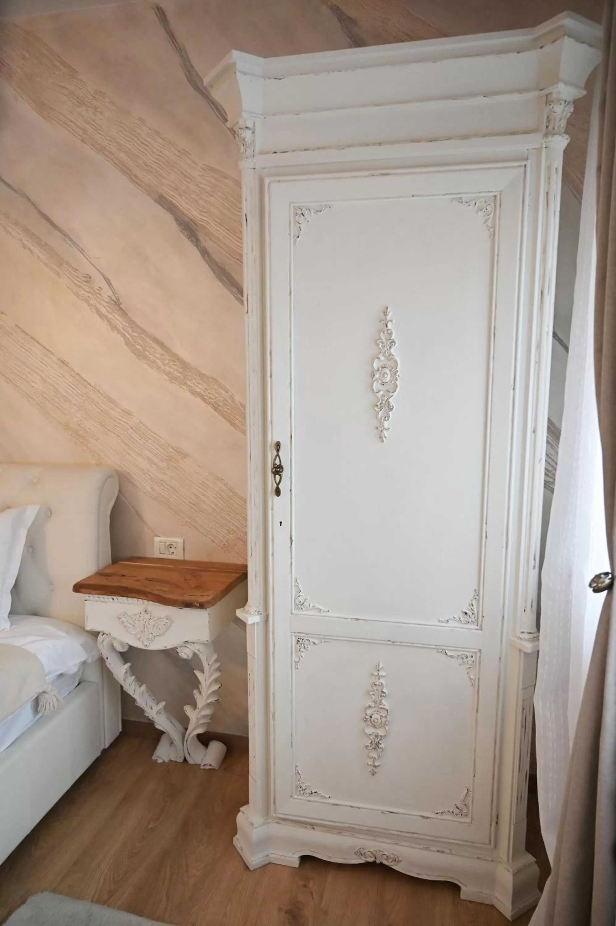 wardrobe, Bed in Conacul Radacinilor