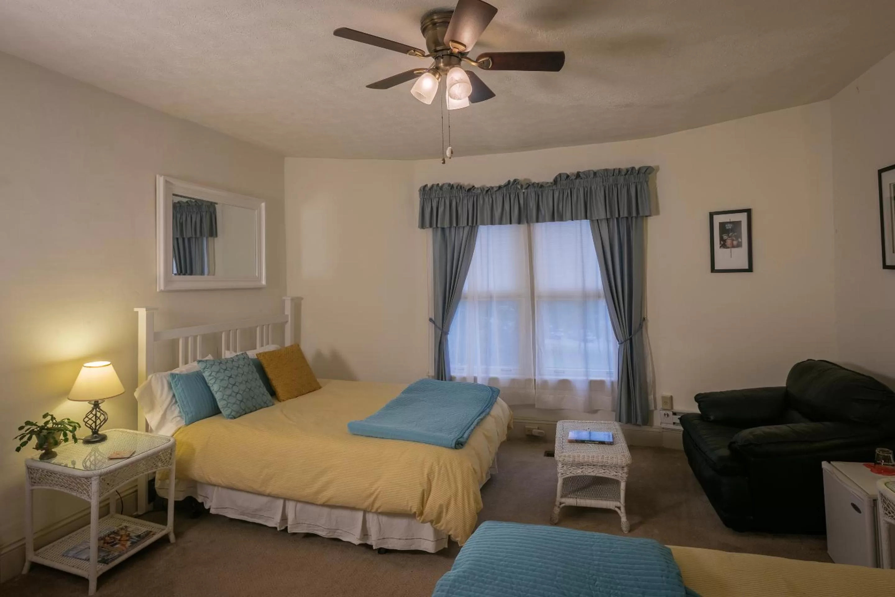 Bed in Taylor House Inn