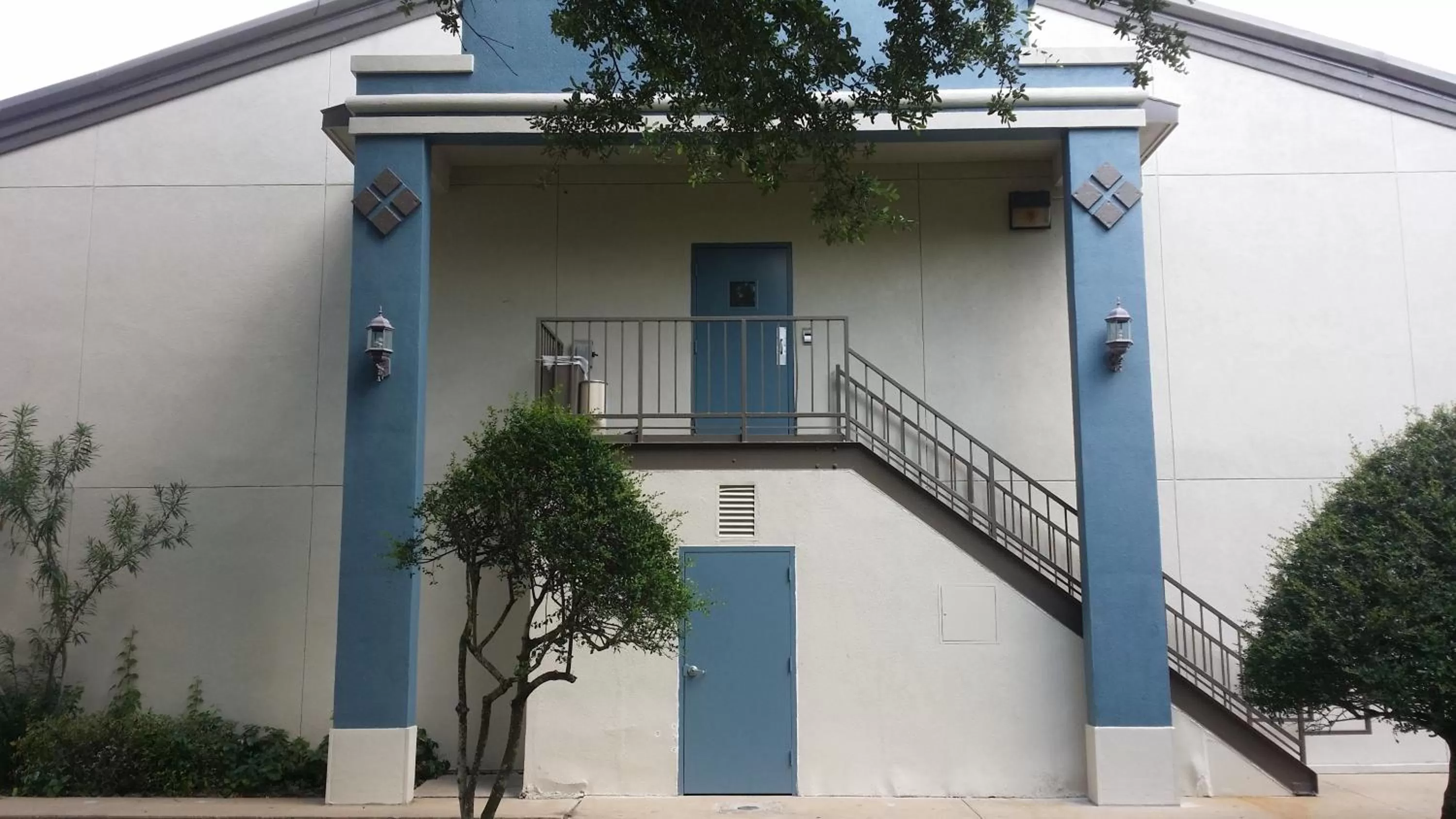 Property building in Days Inn & Suites by Wyndham Webster NASA-ClearLake-Houston