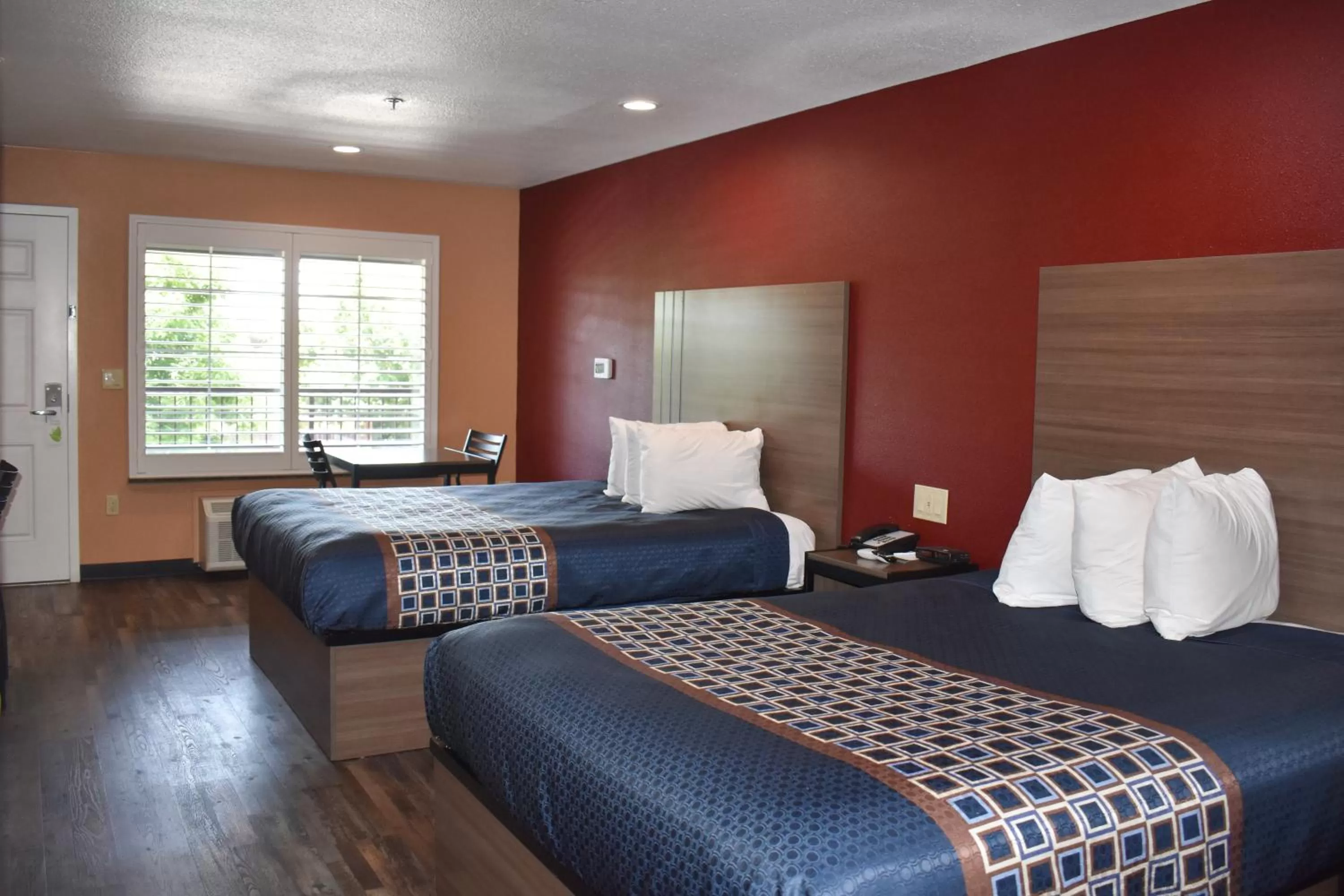 Bed in Americas Best Value Inn Manteca