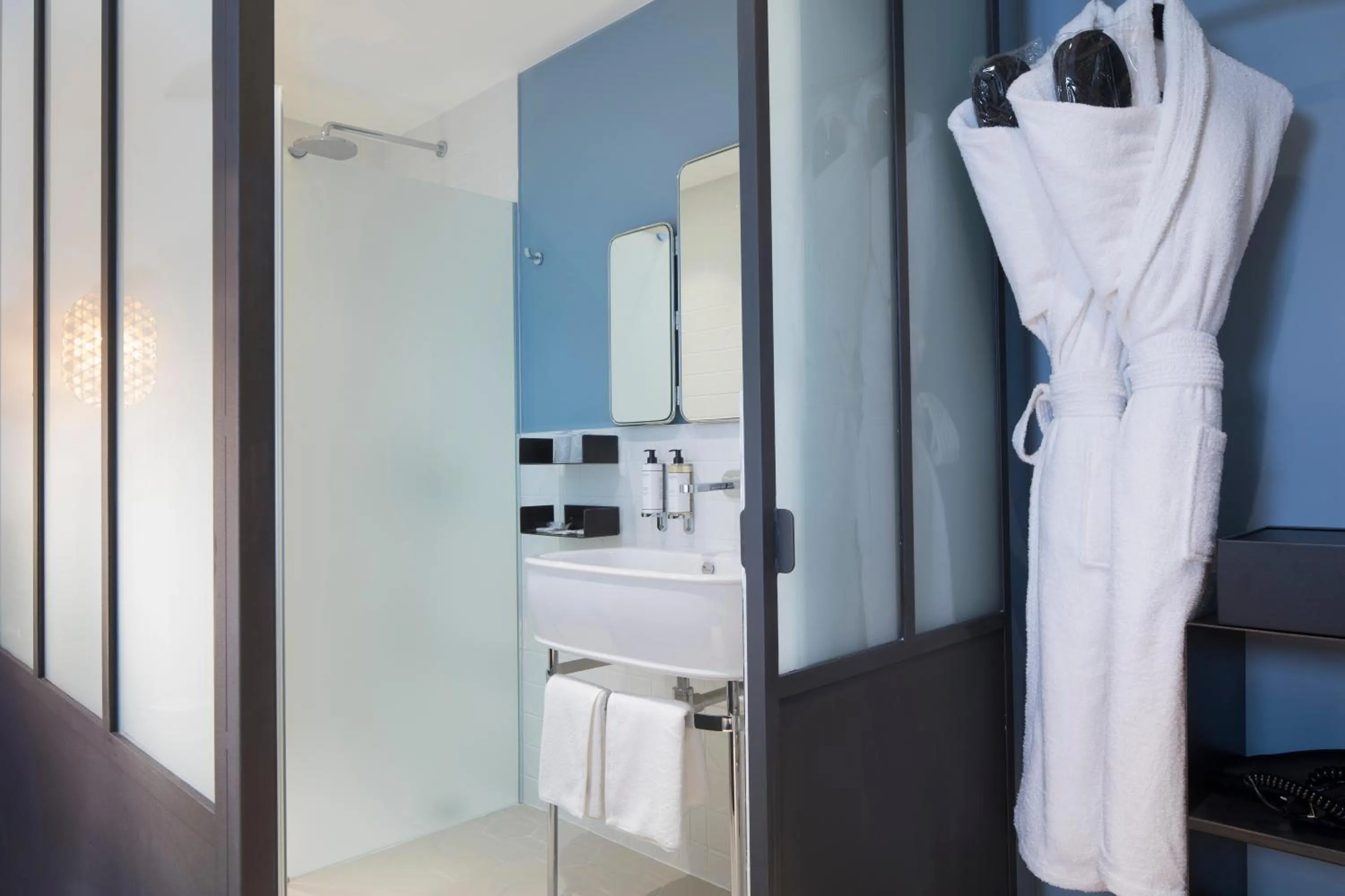 Bathroom in Hôtel Les Deux Girafes