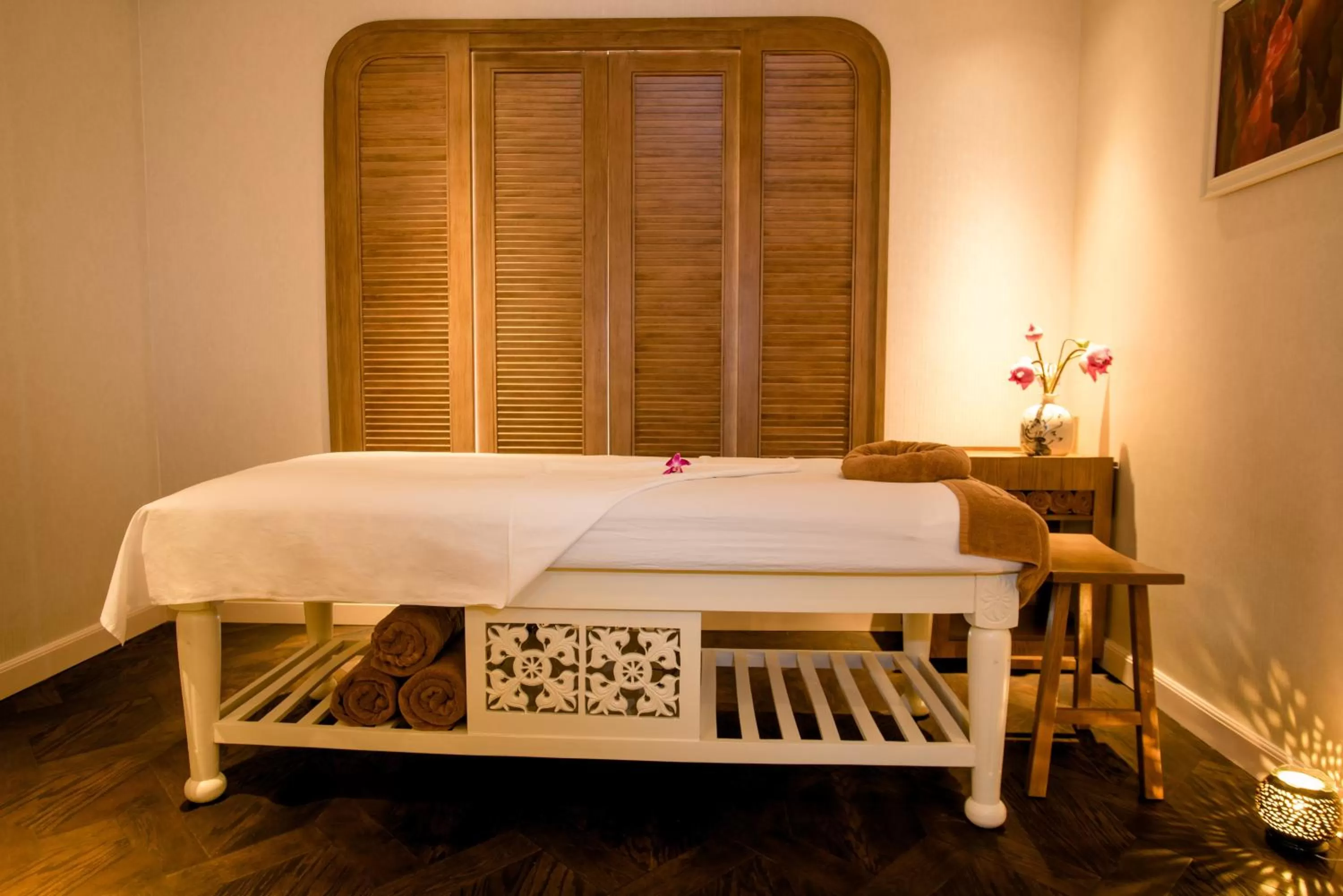 Massage, Bed in Hotel Des Arts Saigon Mgallery Collection