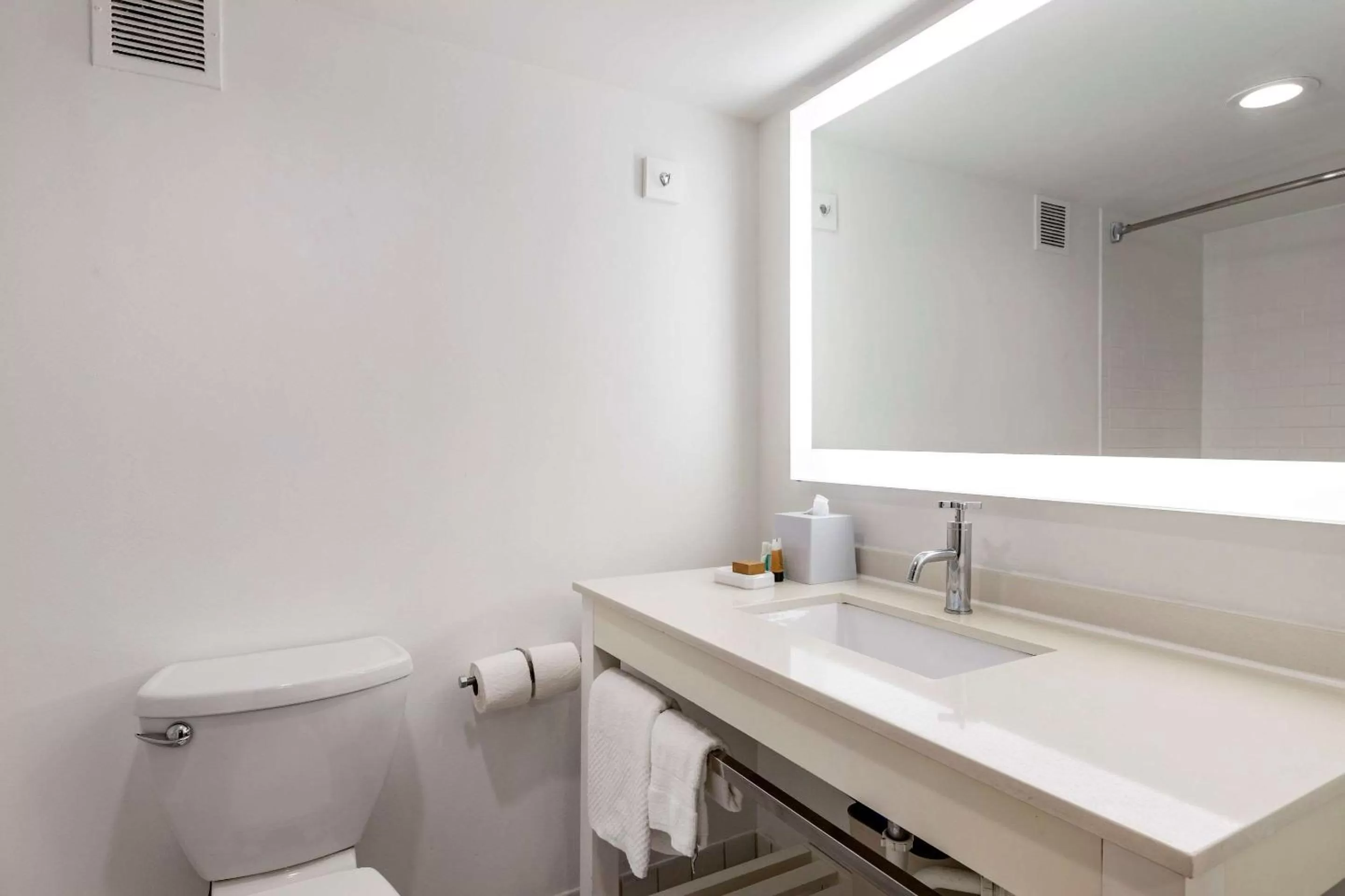 Bedroom, Bathroom in Clarion Pointe Galveston Seawall