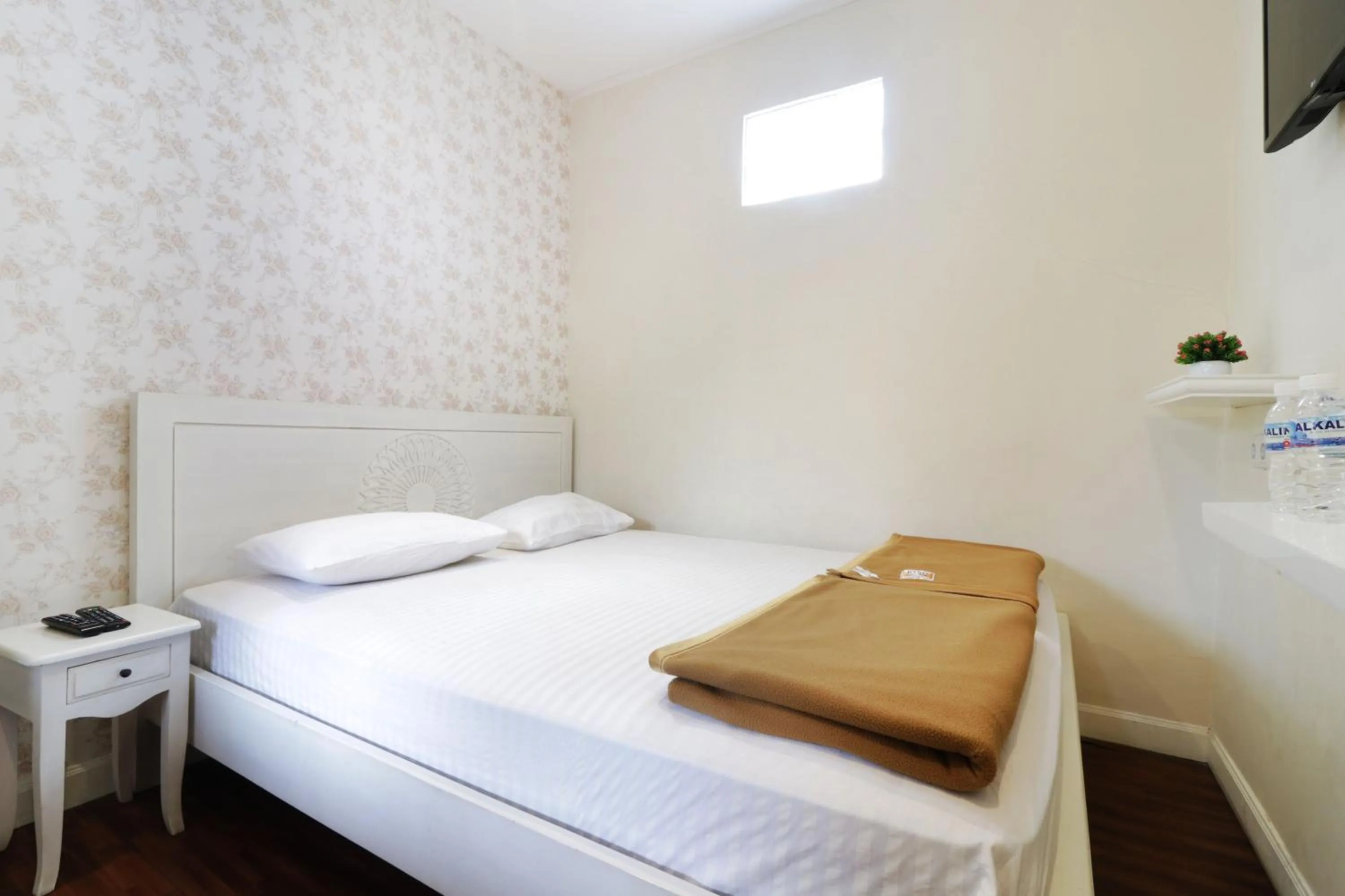 Bedroom, Bed in Jayagiri Guesthouse By Belgareti