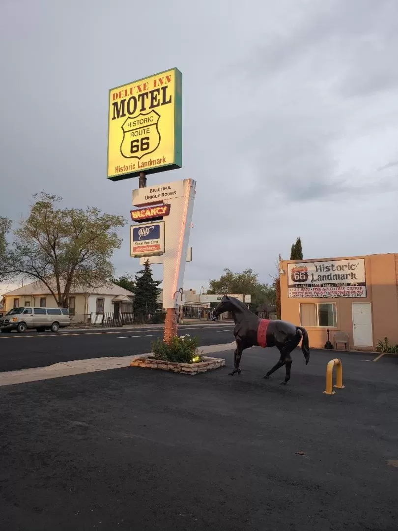 Facade/entrance in Deluxe Inn