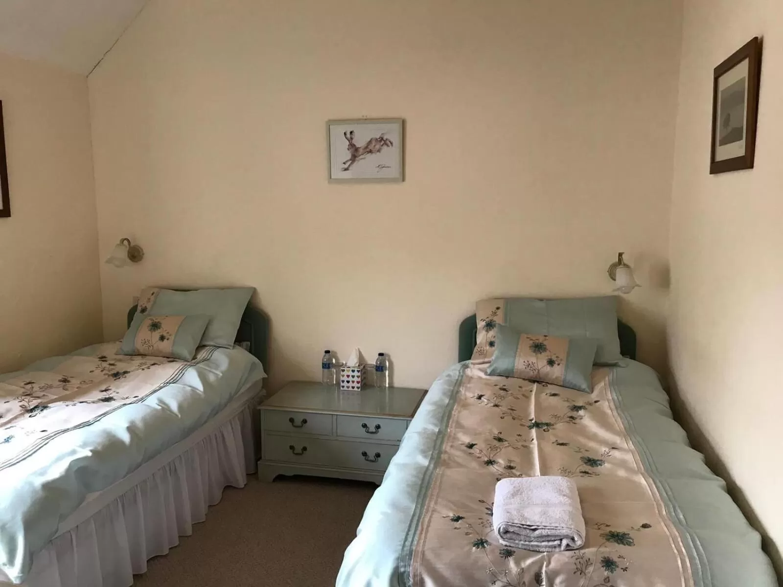 Bedroom, Bed in The Carew Arms