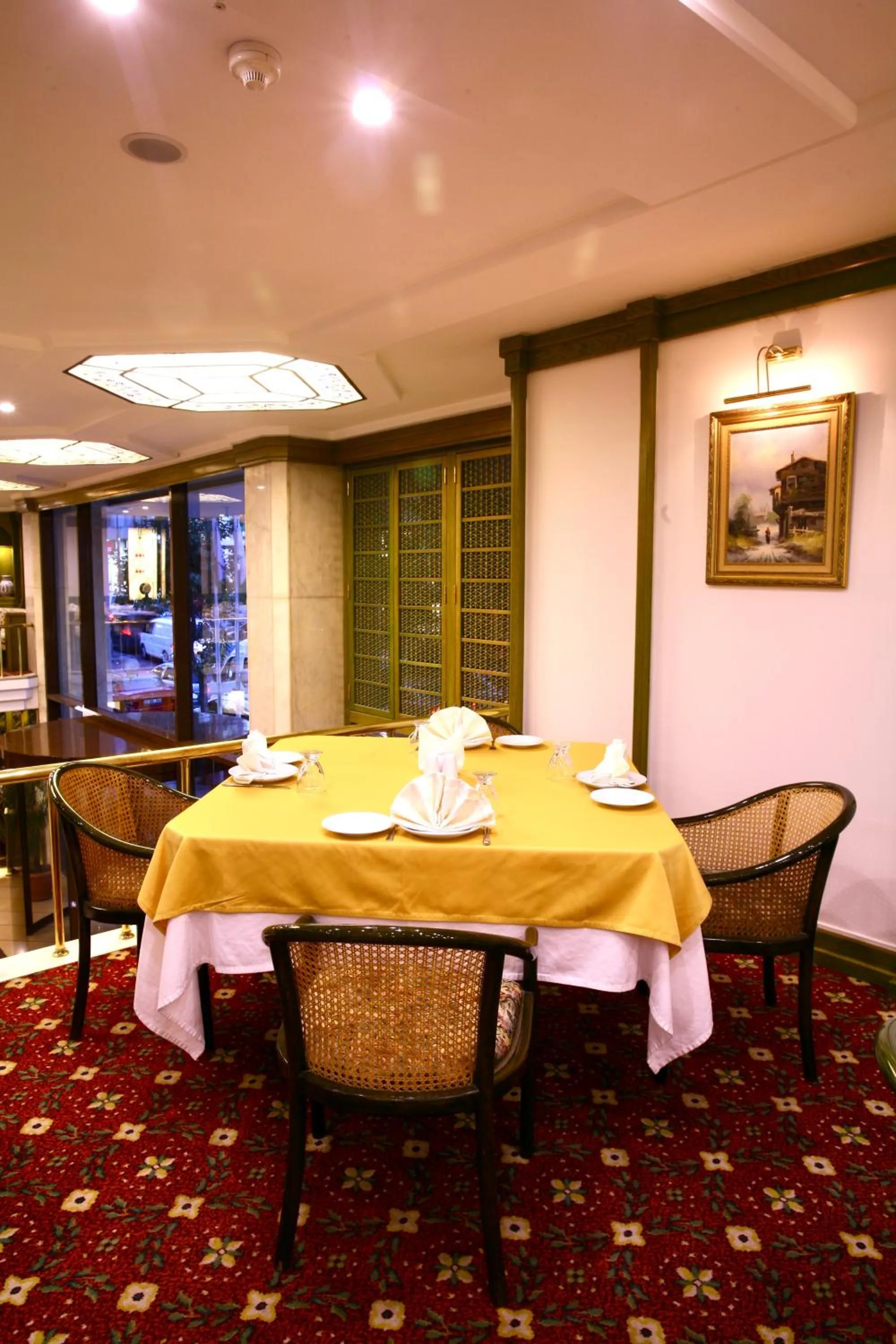 Restaurant/places to eat in Istanbul Royal Hotel