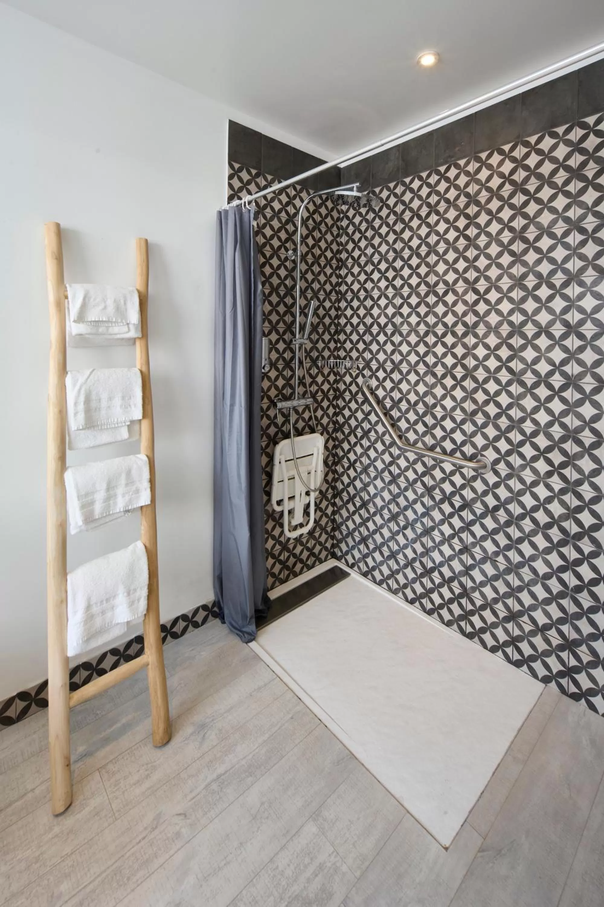 Property building in The Originals Boutique, Hôtel La Colonne de Bronze, Saint-Valéry-sur-Somme