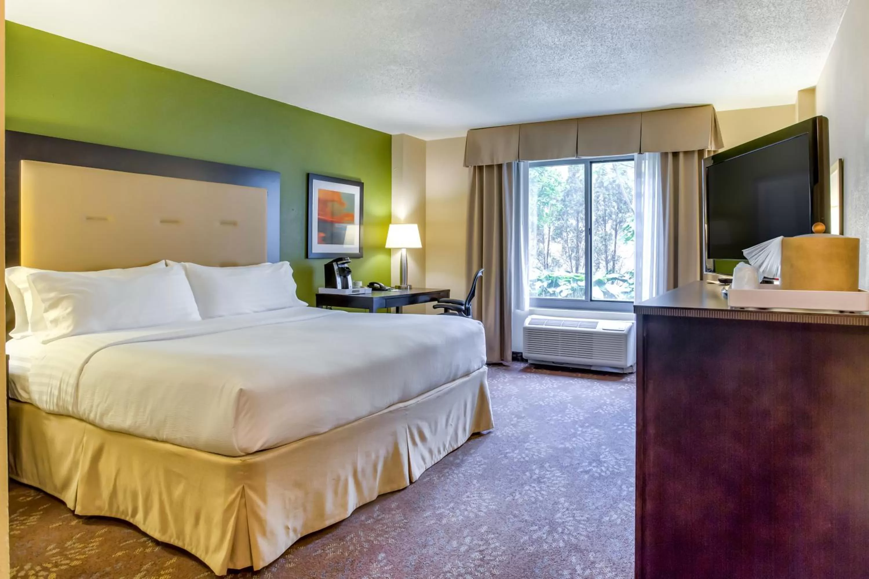 Photo of the whole room, Bed in Holiday Inn Indianapolis North-Carmel by IHG