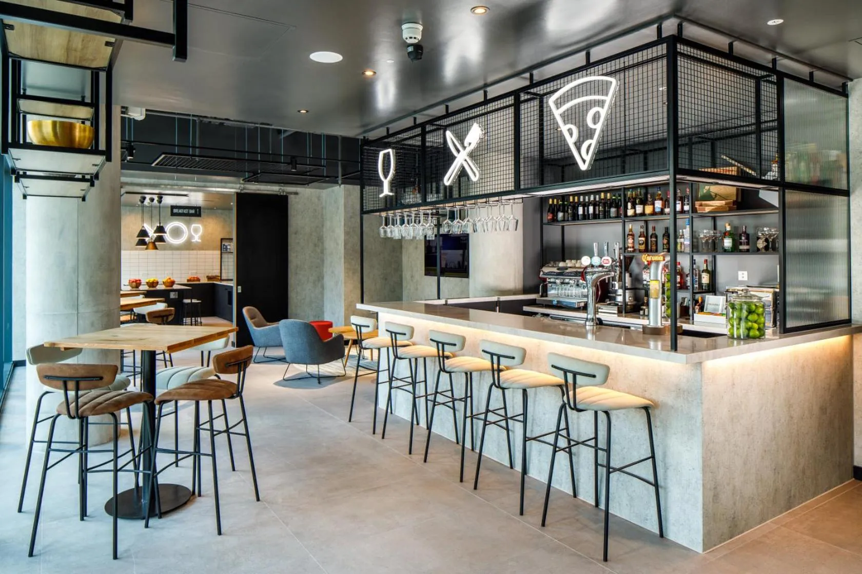 Lounge or bar in Aparthotel Adagio London Sutton Point