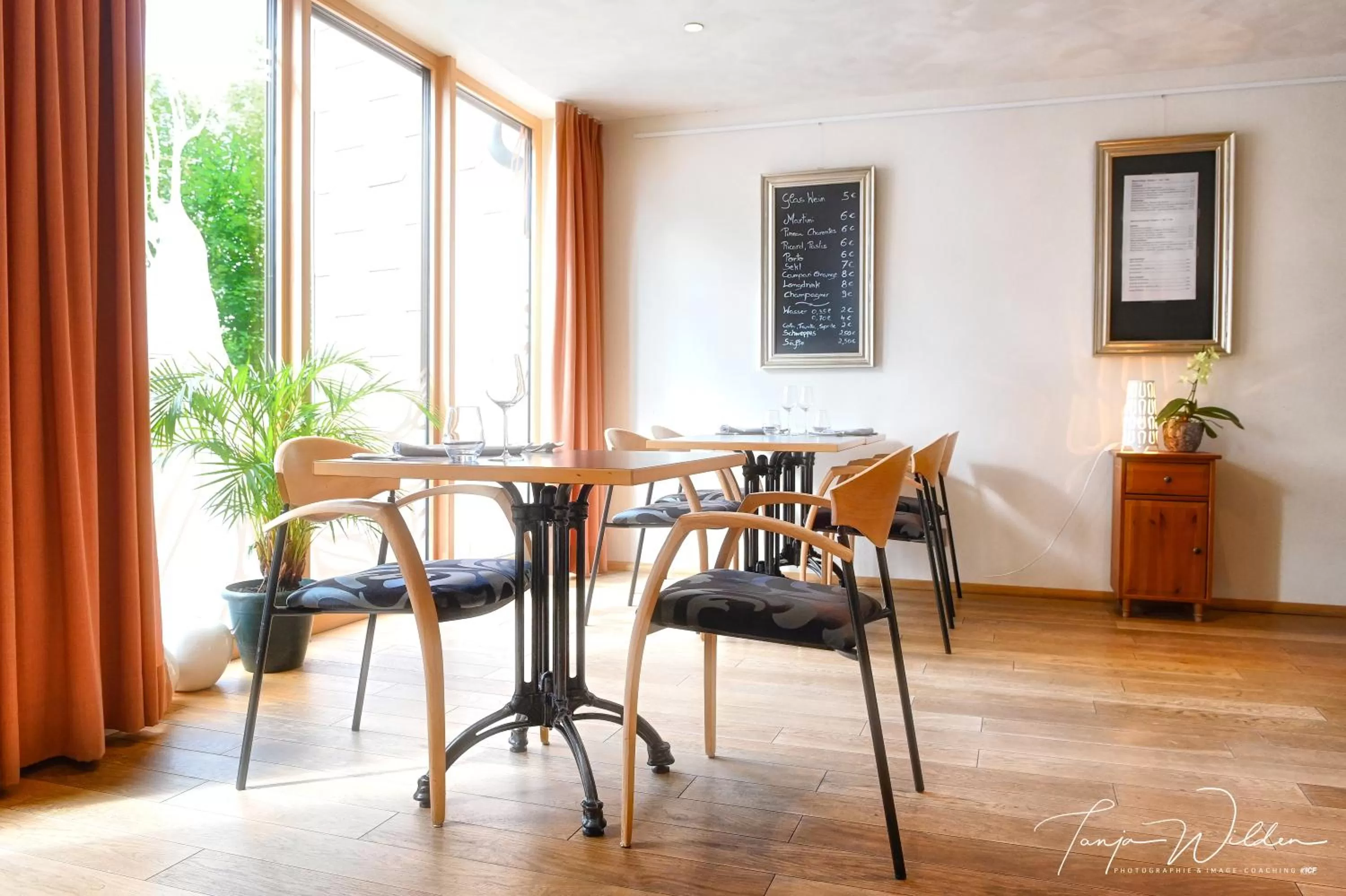 Restaurant/places to eat in Sleepwood Hotel