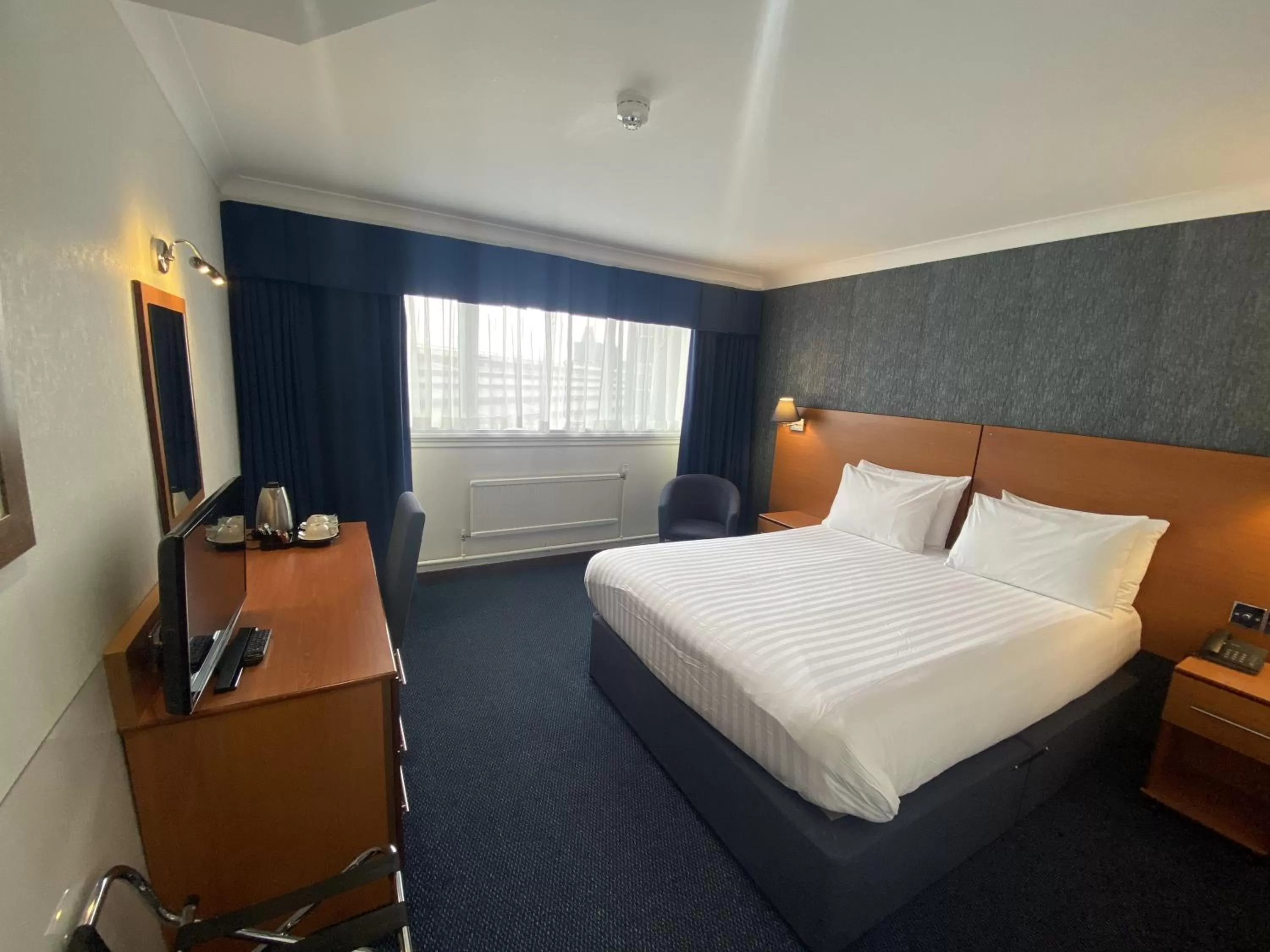 Photo of the whole room, Bed in The Liner at Liverpool