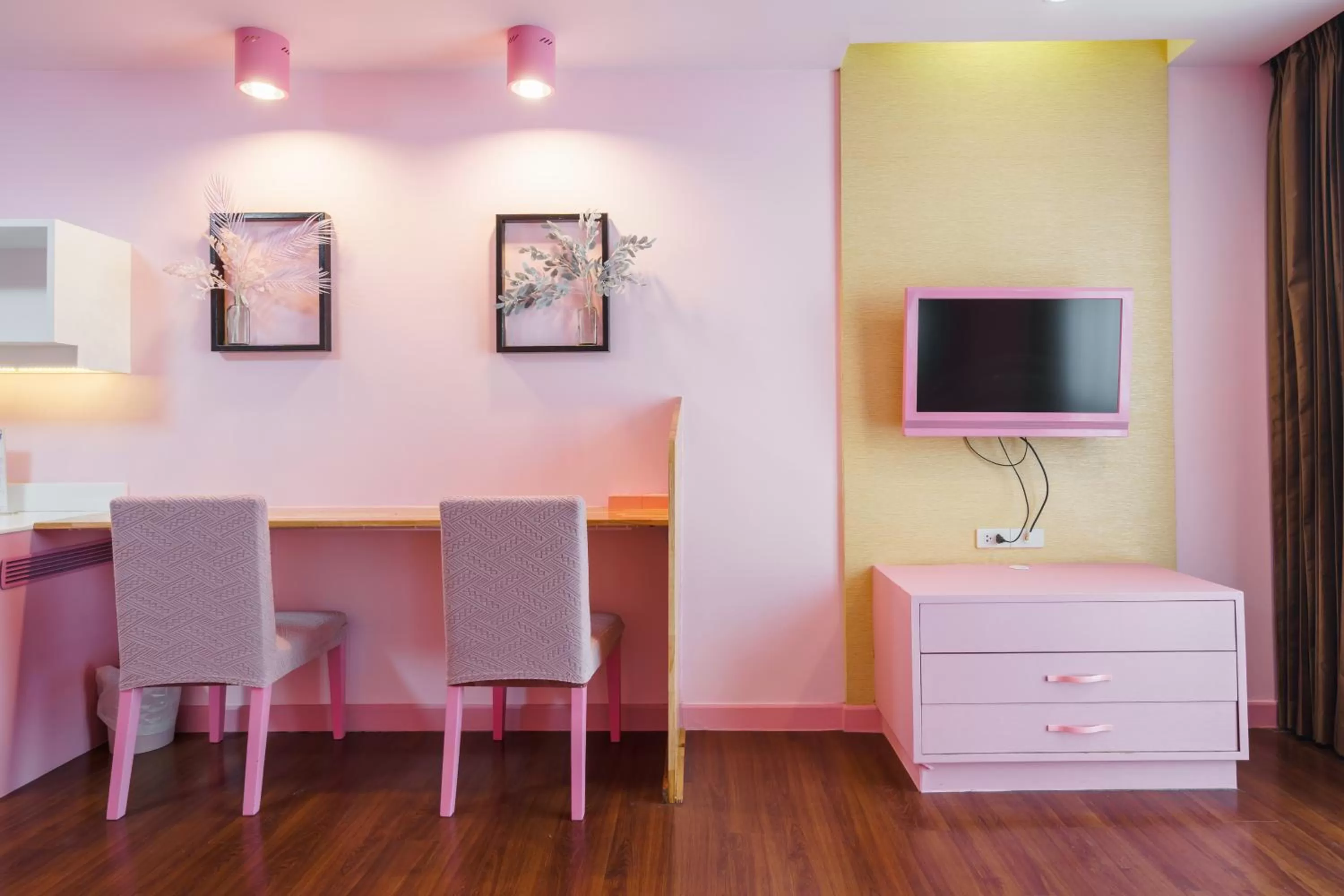 hair dresser in Lantana Resort Hotel Bangkok