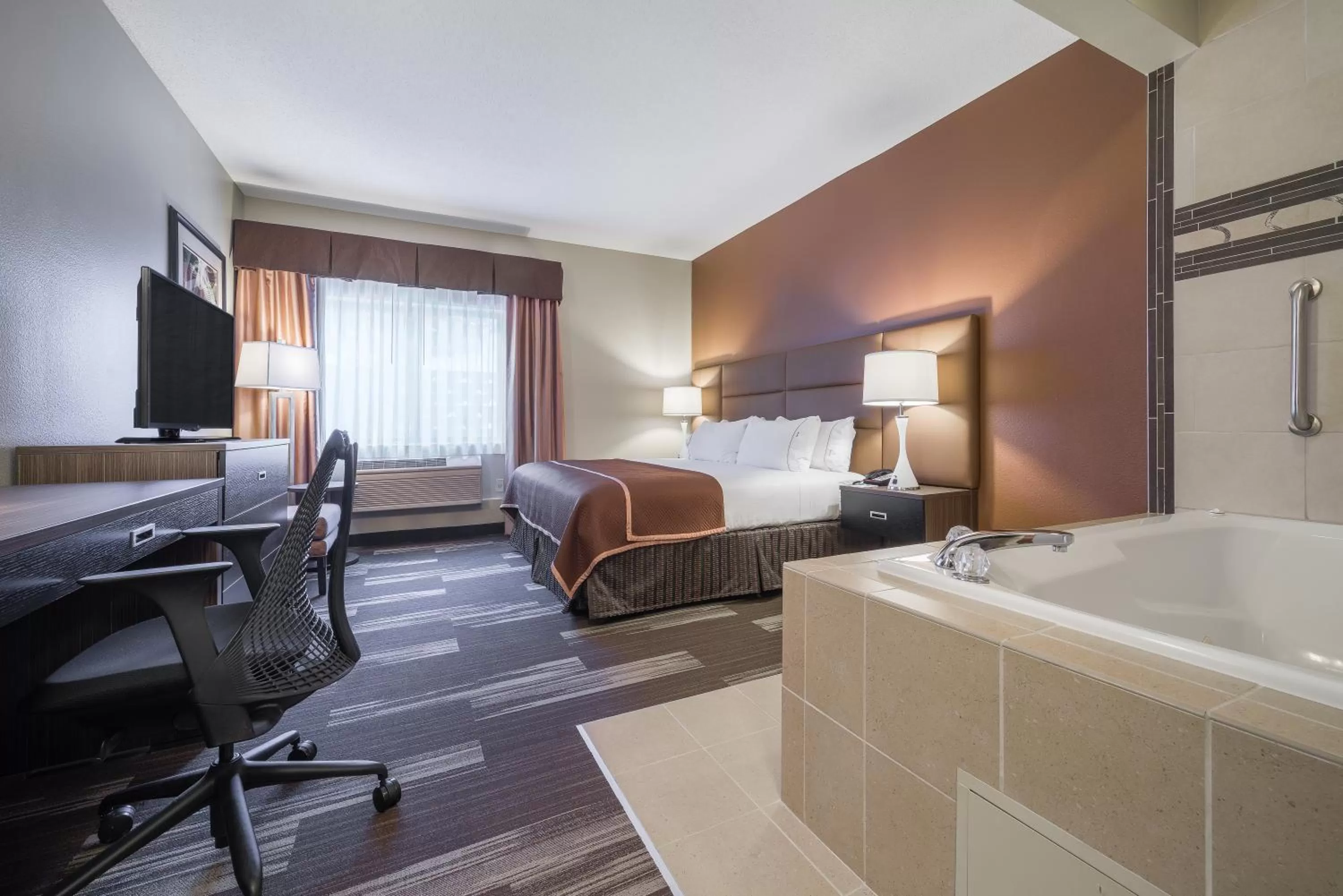 Photo of the whole room, Bed in Holiday Inn Express Hotel & Suites St. Paul - Woodbury by IHG