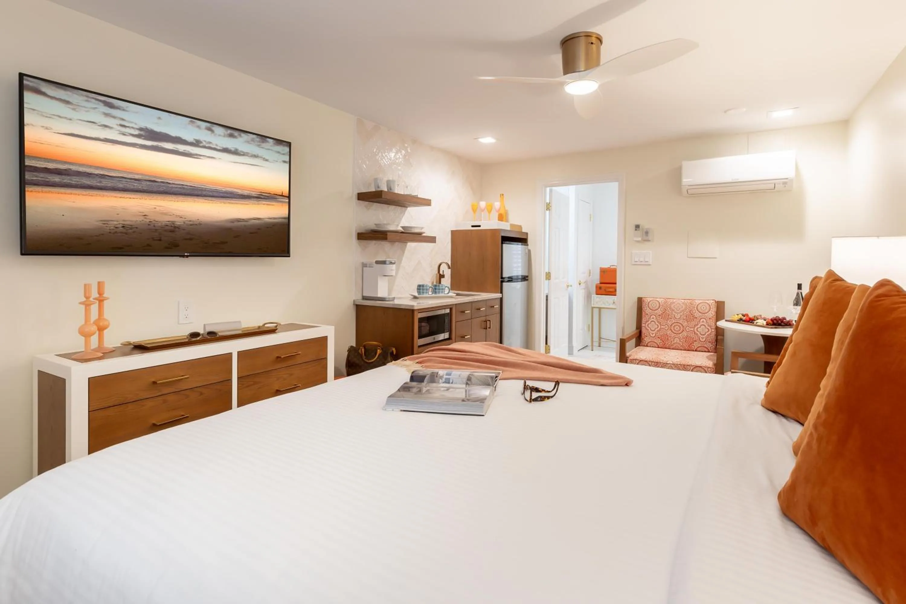 Photo of the whole room, Bed in The Beach Club on Madison Avenue