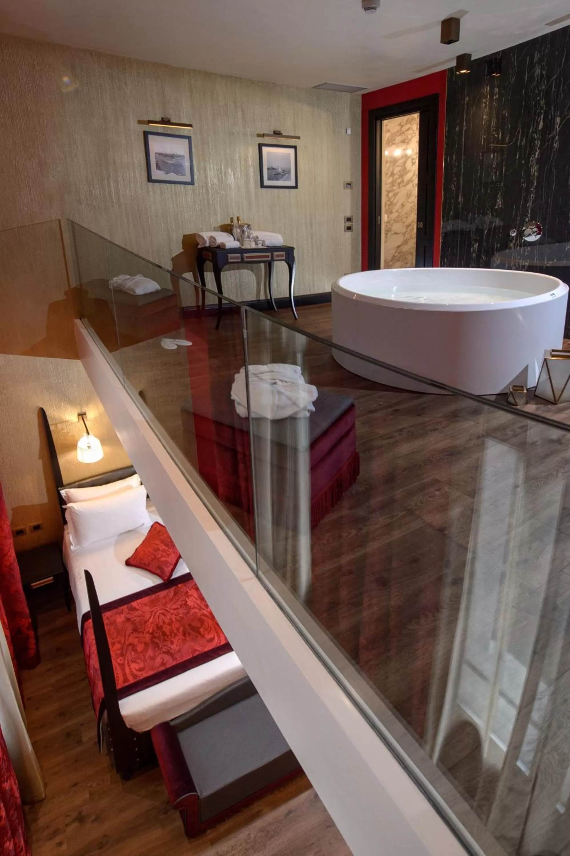 Bed in Palazzo Veneziano - Venice Collection