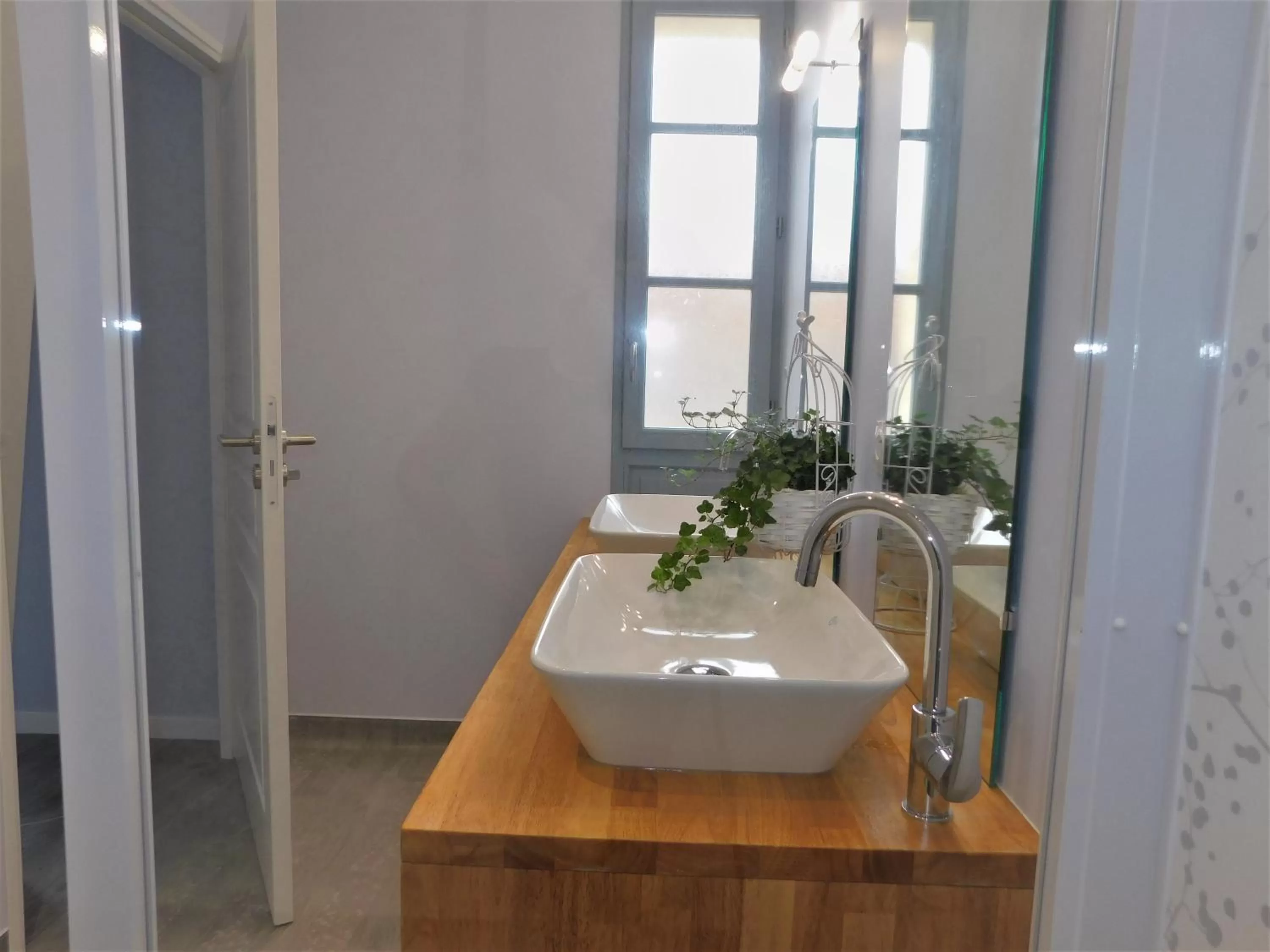 Bathroom in Hôtel-Restaurant des Augustins