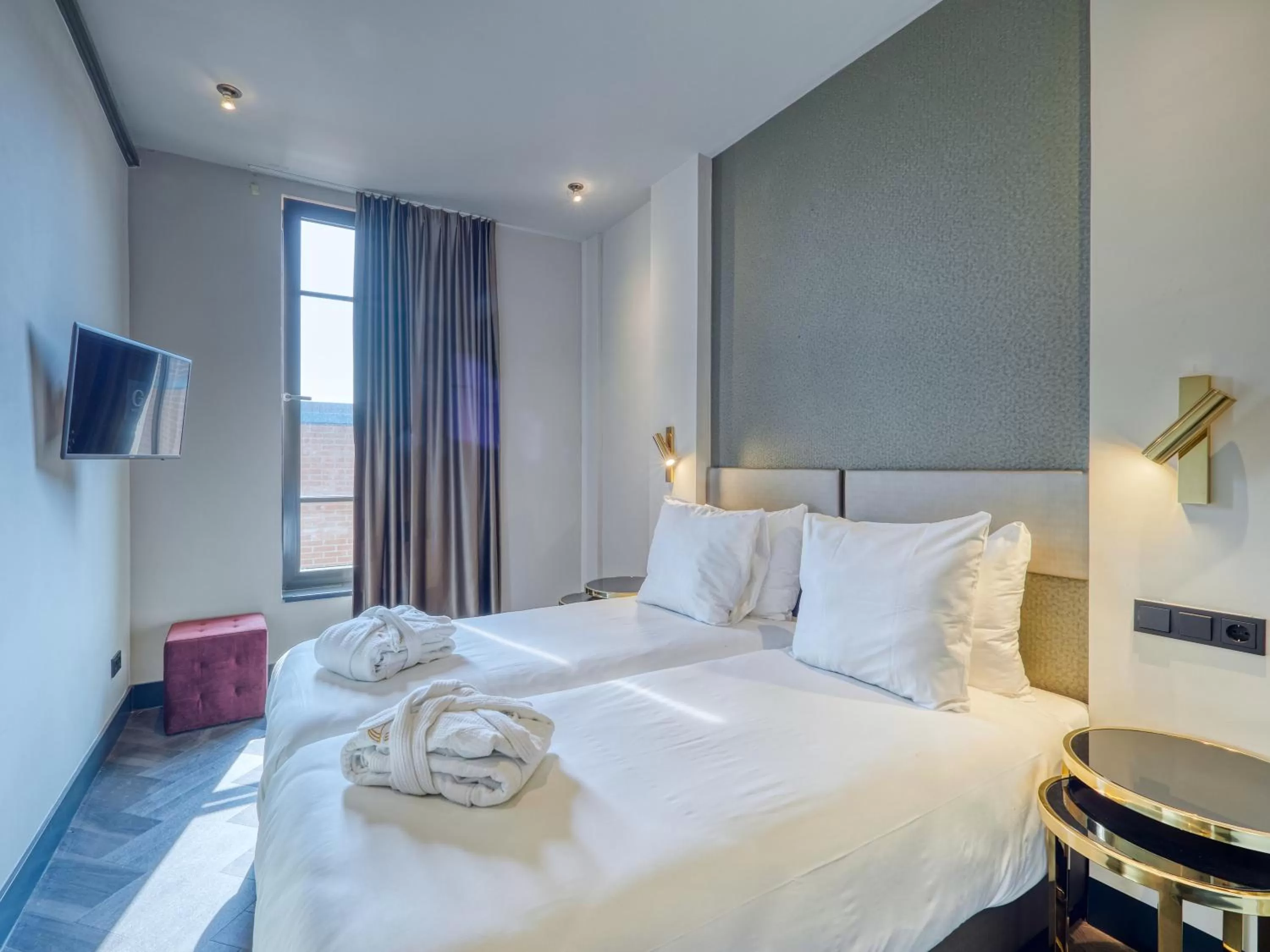 Photo of the whole room, Bed in Triple G Hotels