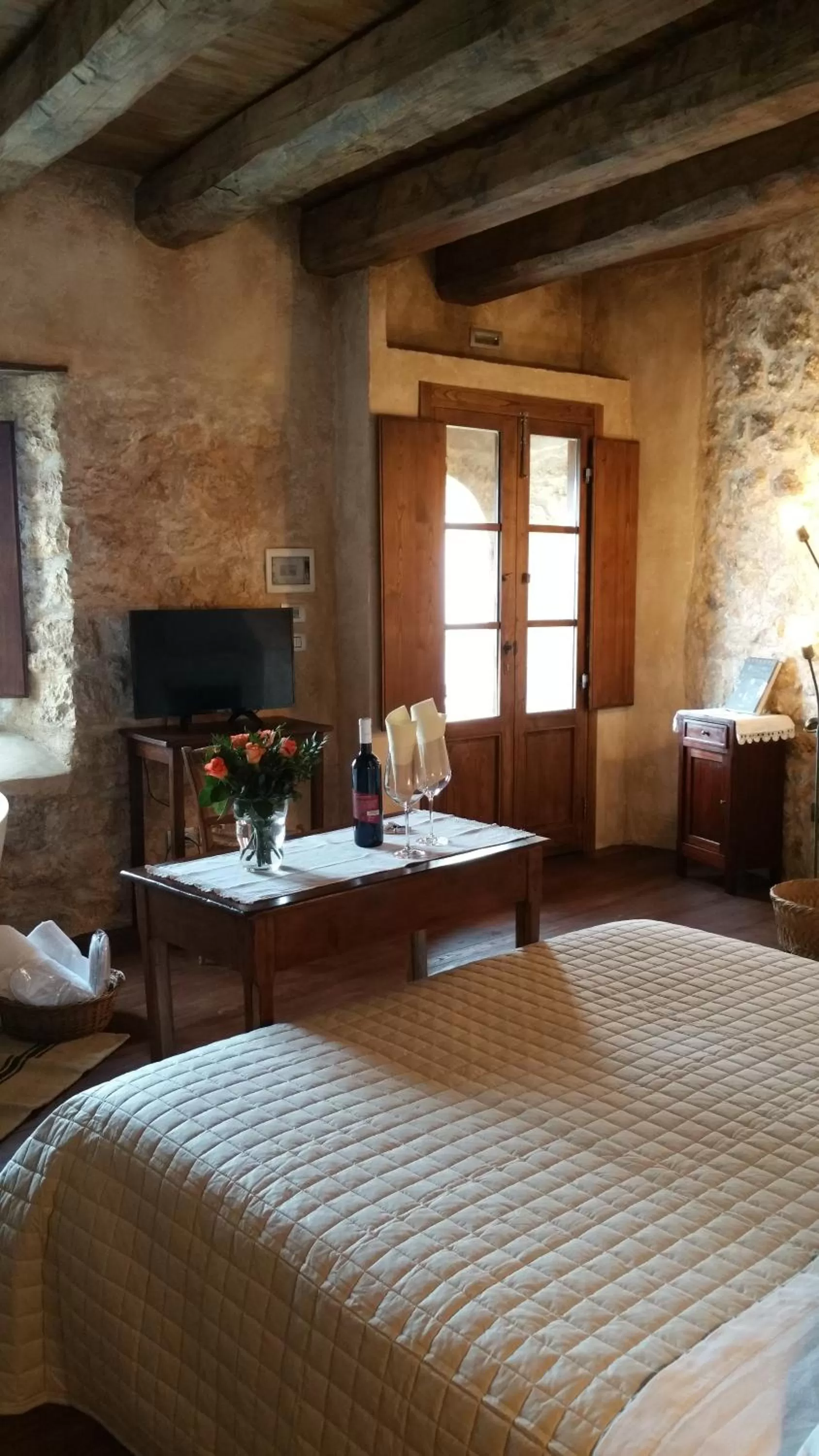 Photo of the whole room, Bed in Charme in Perillis