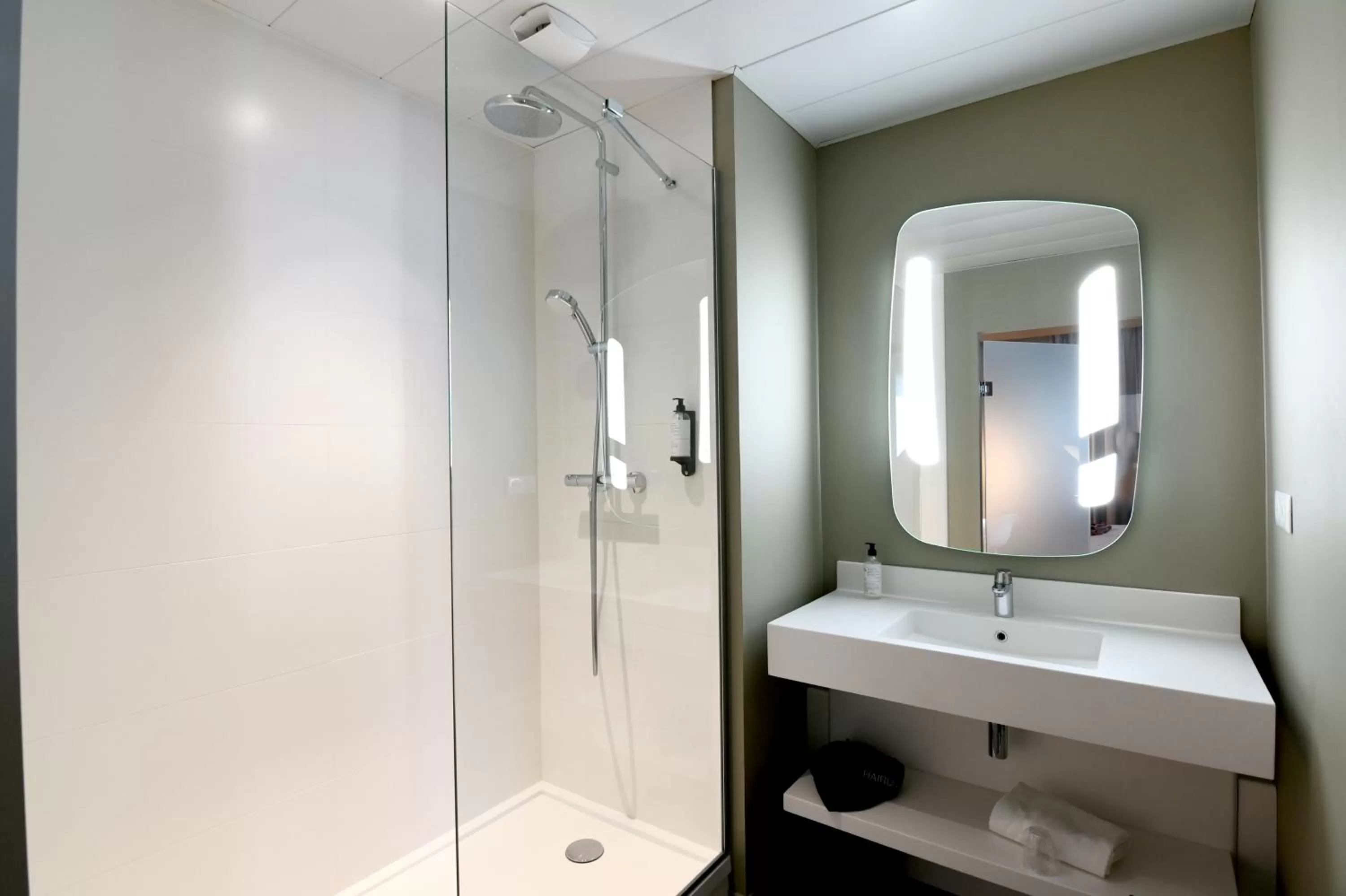 Shower in ibis Nantes Saint Herblain