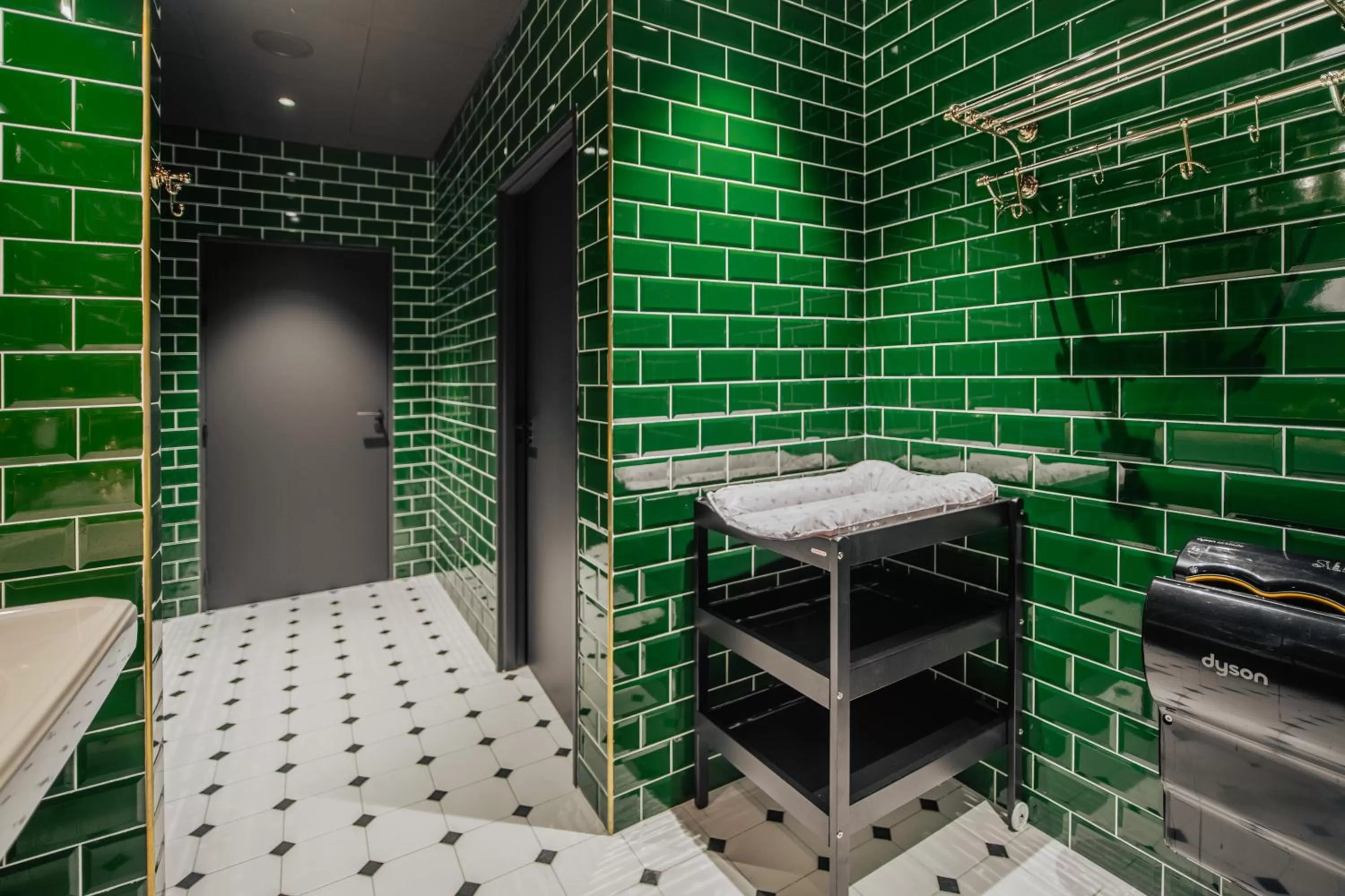 Toilet in ibis Styles Castelnaudary