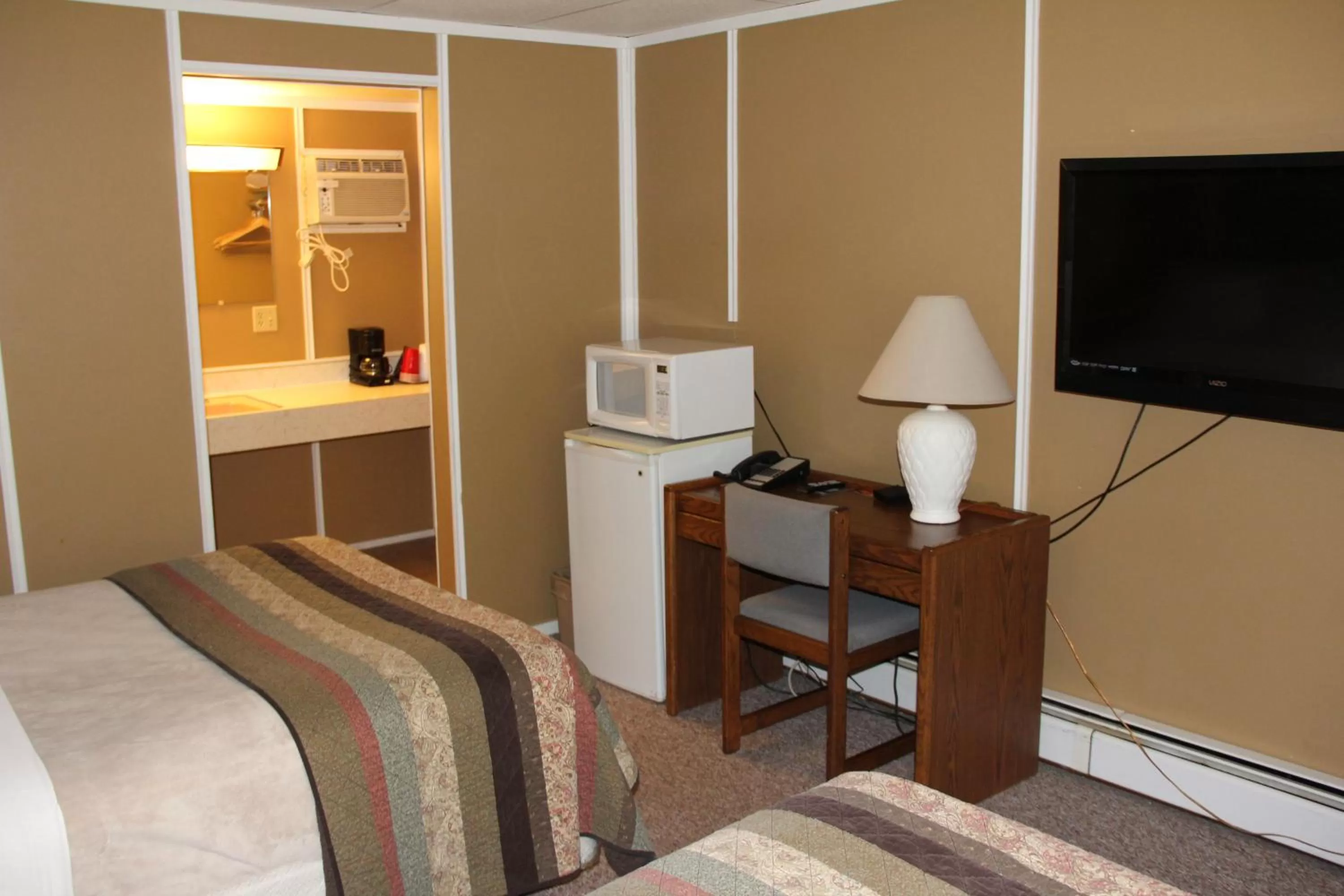 TV/Entertainment Center in Lakeshor Motor Inn