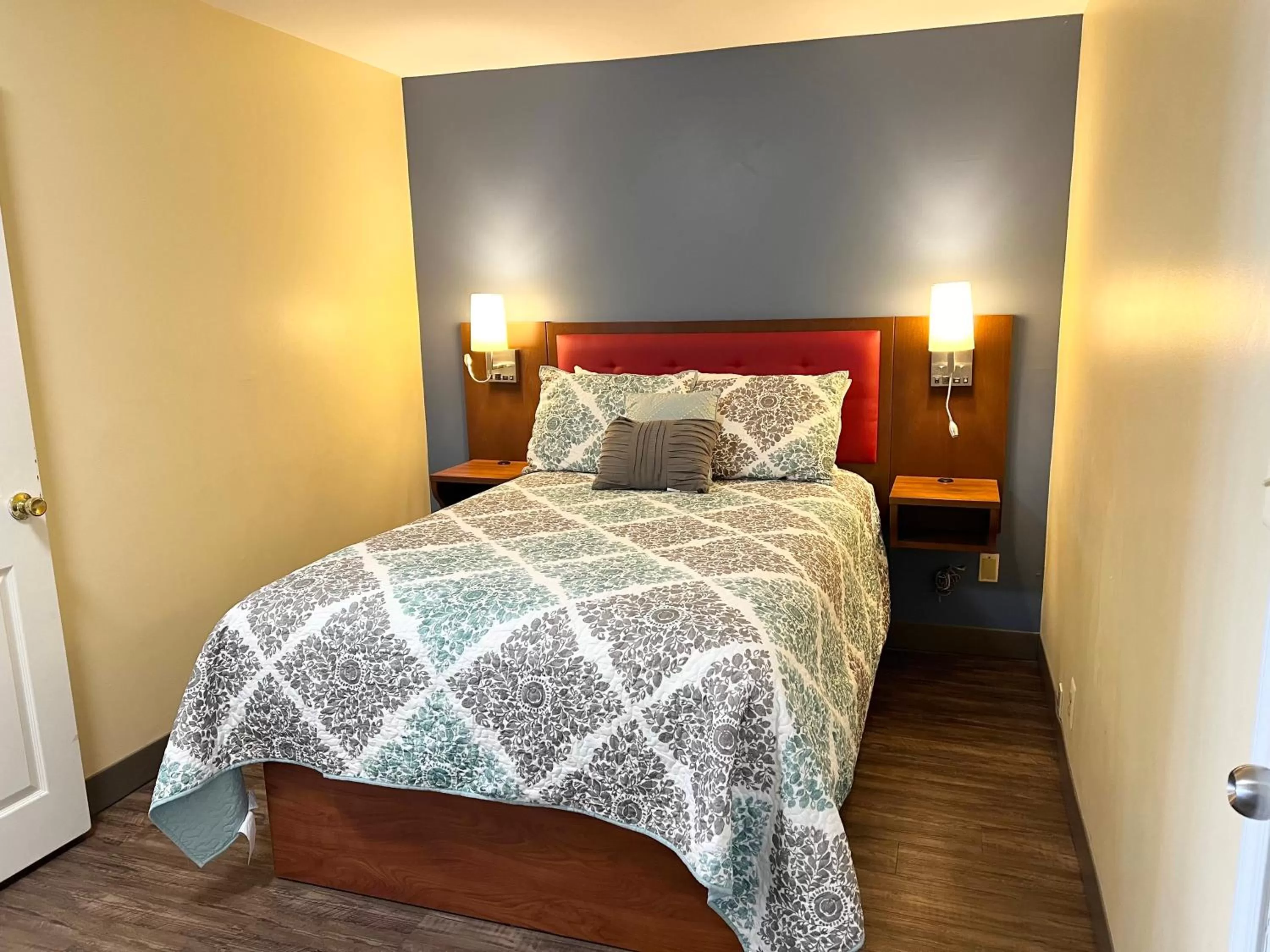 Bed in Scarborough Beach Motel