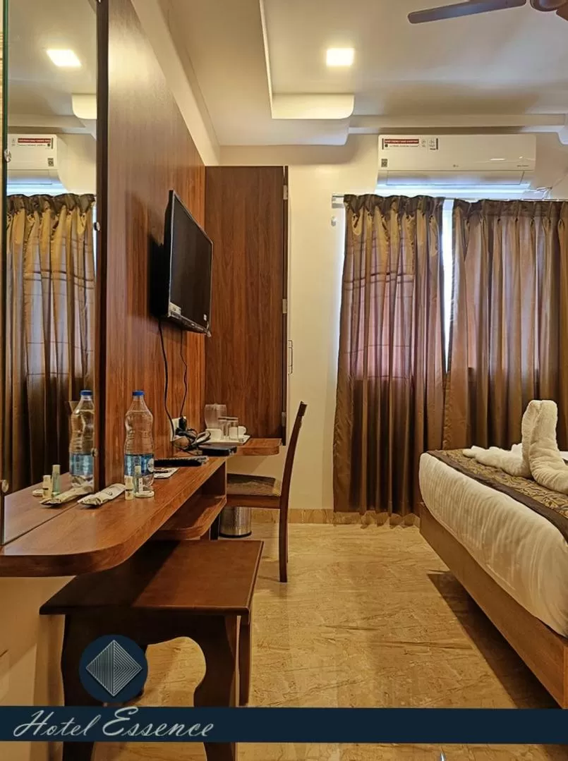 Communal lounge/ TV room, Bed in Hotel ESSENCE