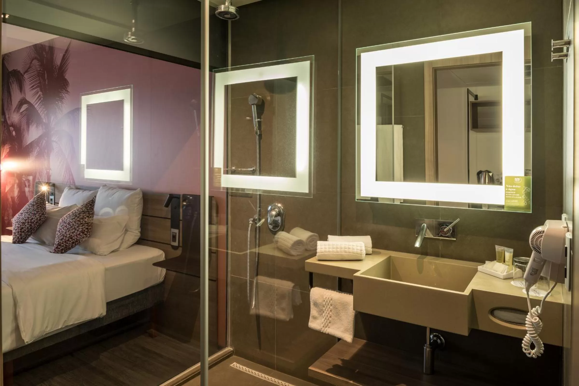 Toilet, Bed in Novotel Sorocaba