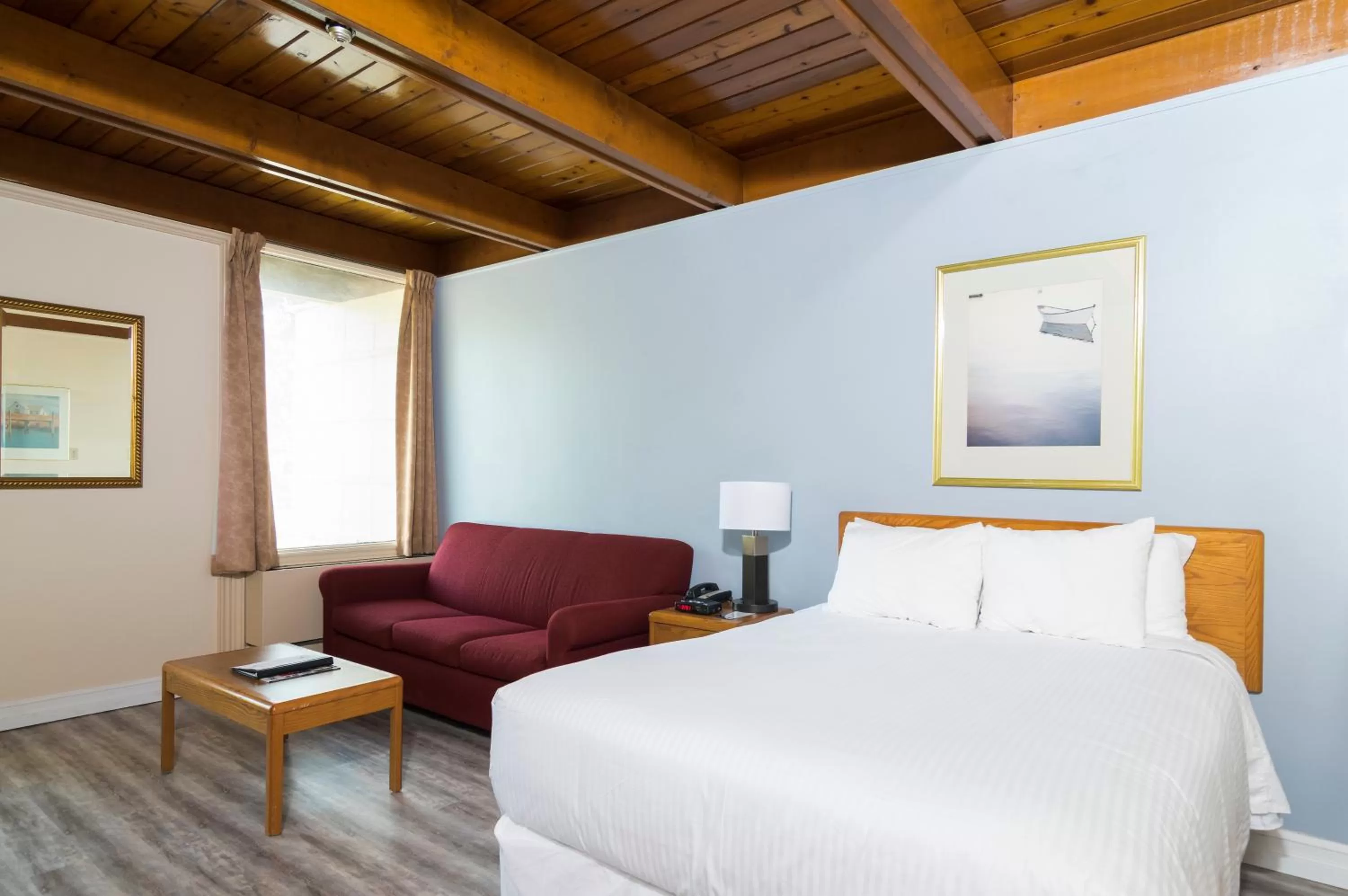 Bed in Mount Peyton Resort & Conference Centre