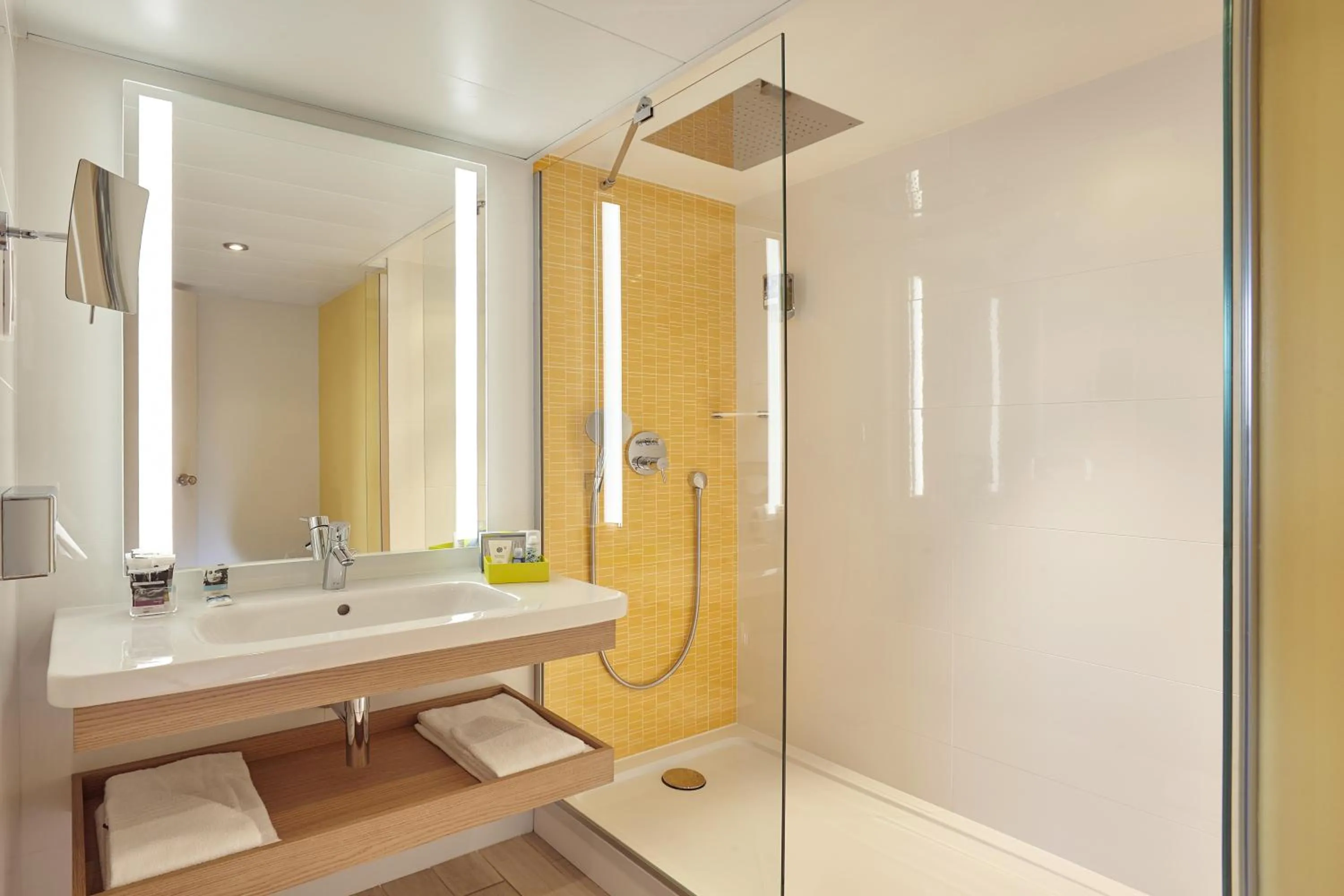 Shower in Mercure Le Havre Centre Bassin Du Commerce