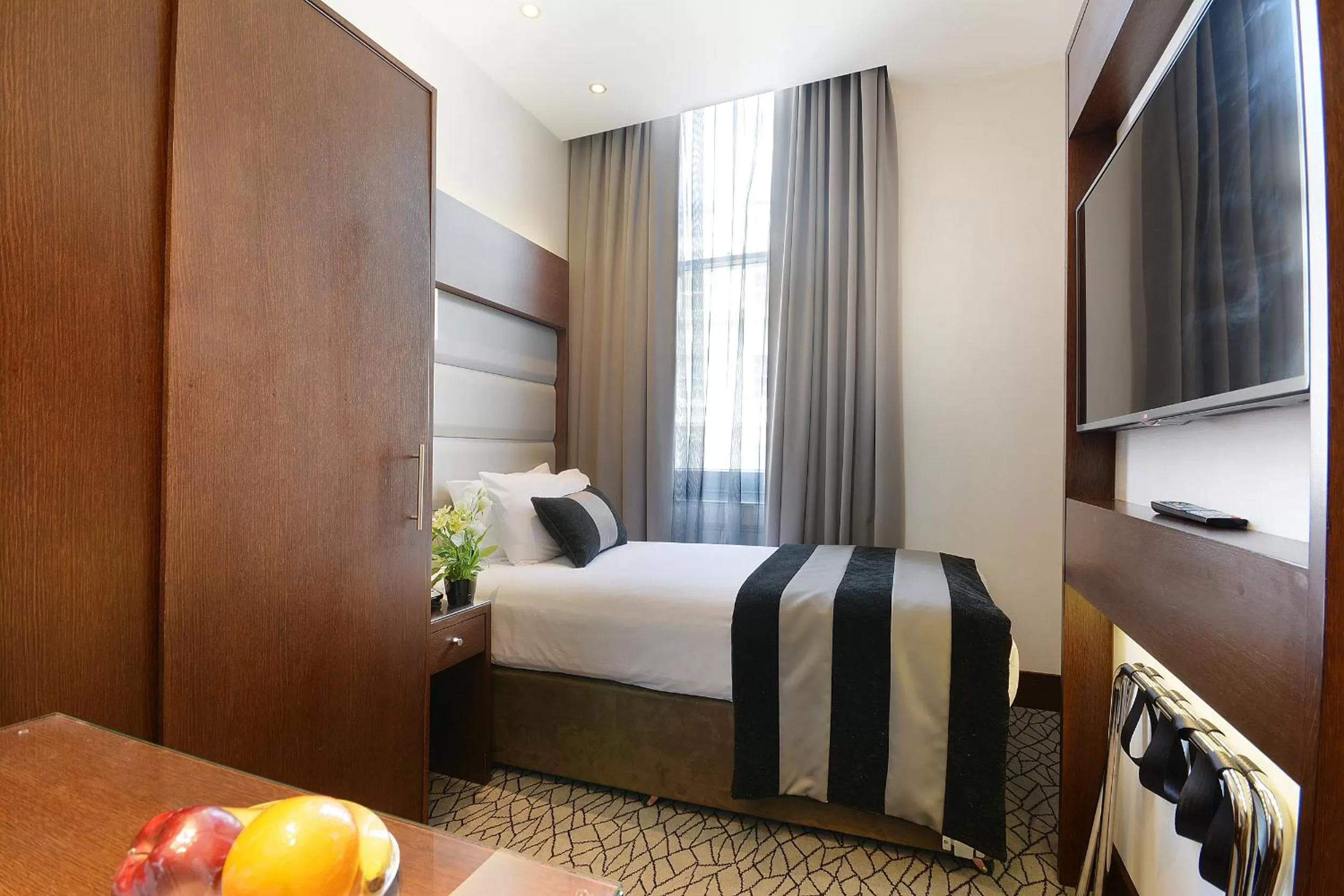 Bedroom, Bed in Park Grand Paddington Court