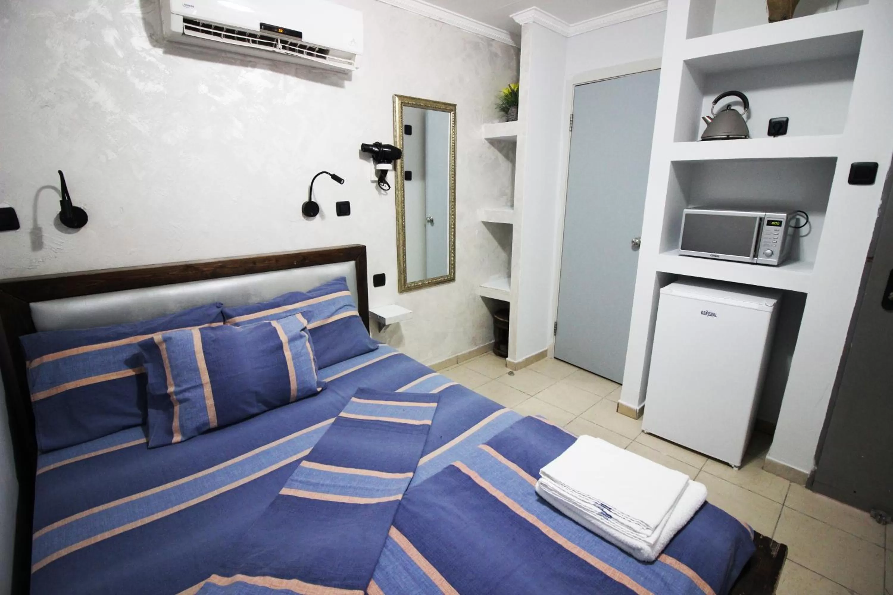 Living room, Bed in Sunset Inn