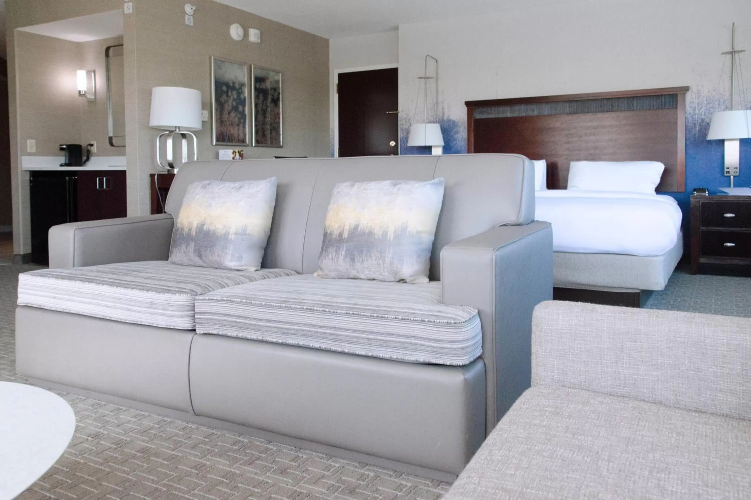 Photo of the whole room in Minneapolis Marriott West